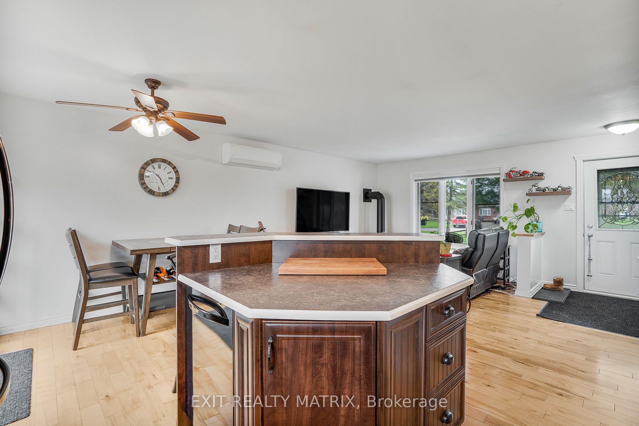 1120 Des Cedres St Property Photo 13