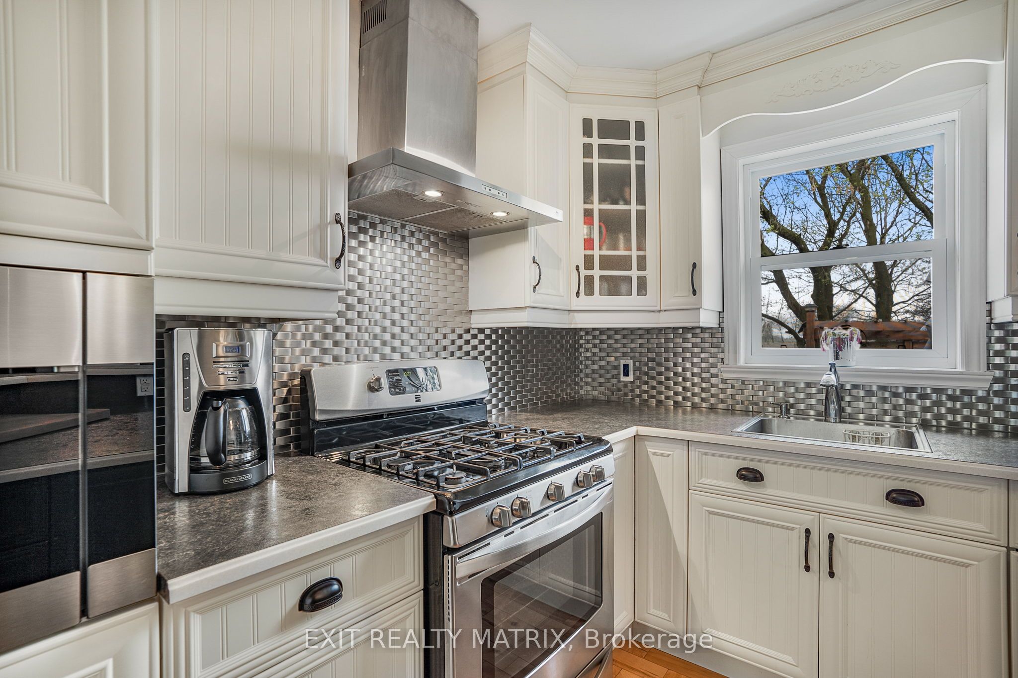 1120 Des Cedres St Property Photo 14