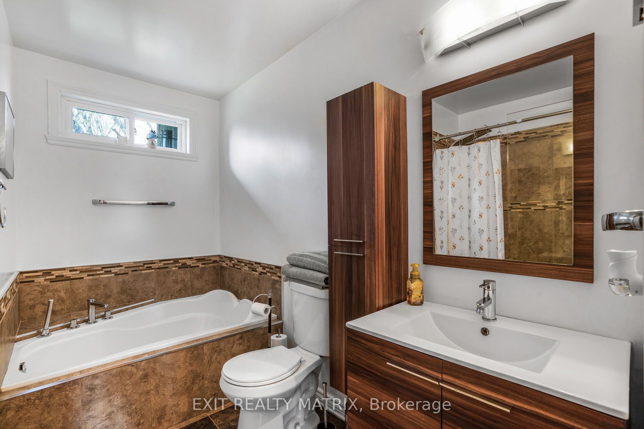 1120 Des Cedres St Property Photo 15