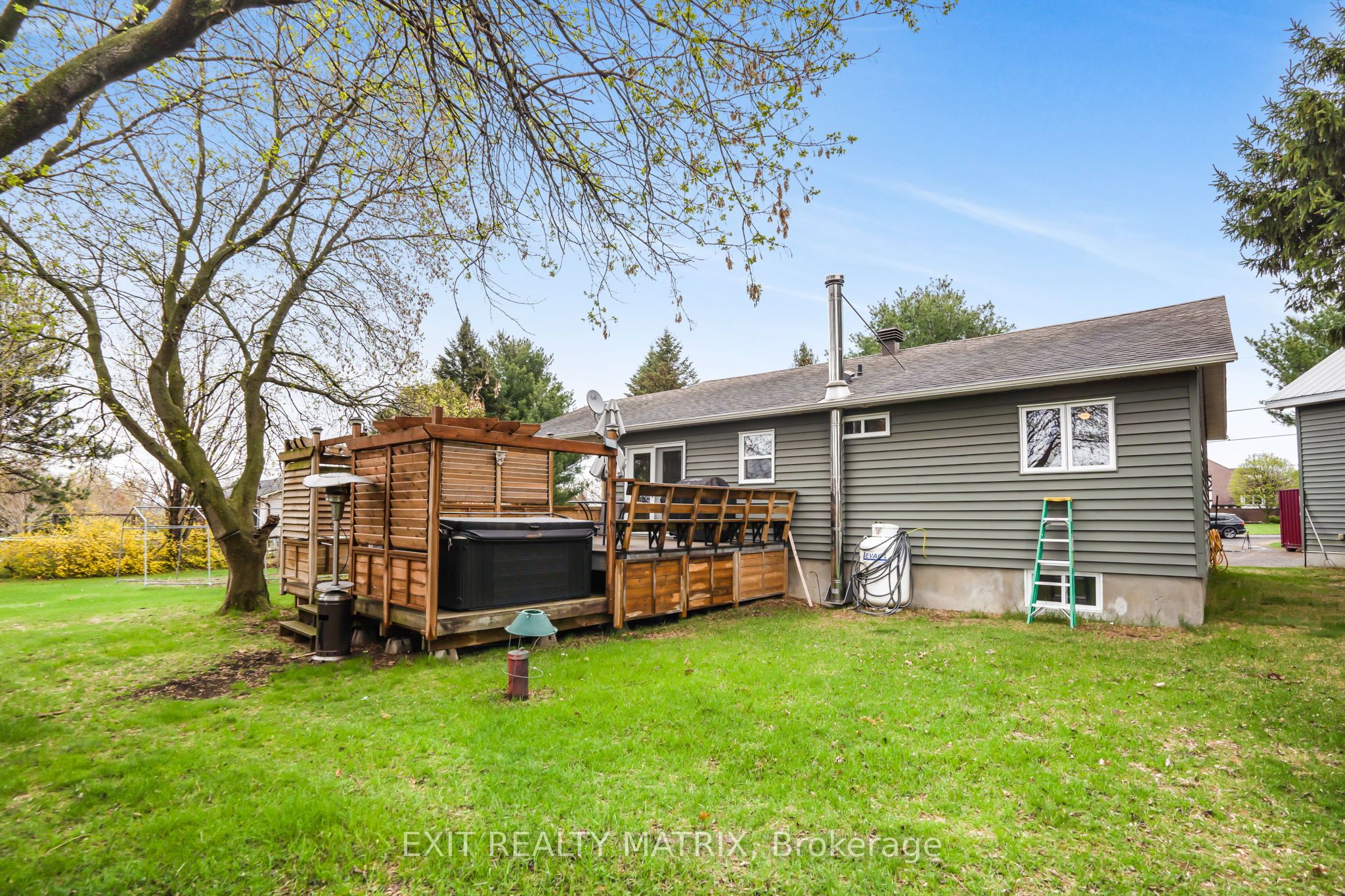 1120 Des Cedres St Property Photo 27