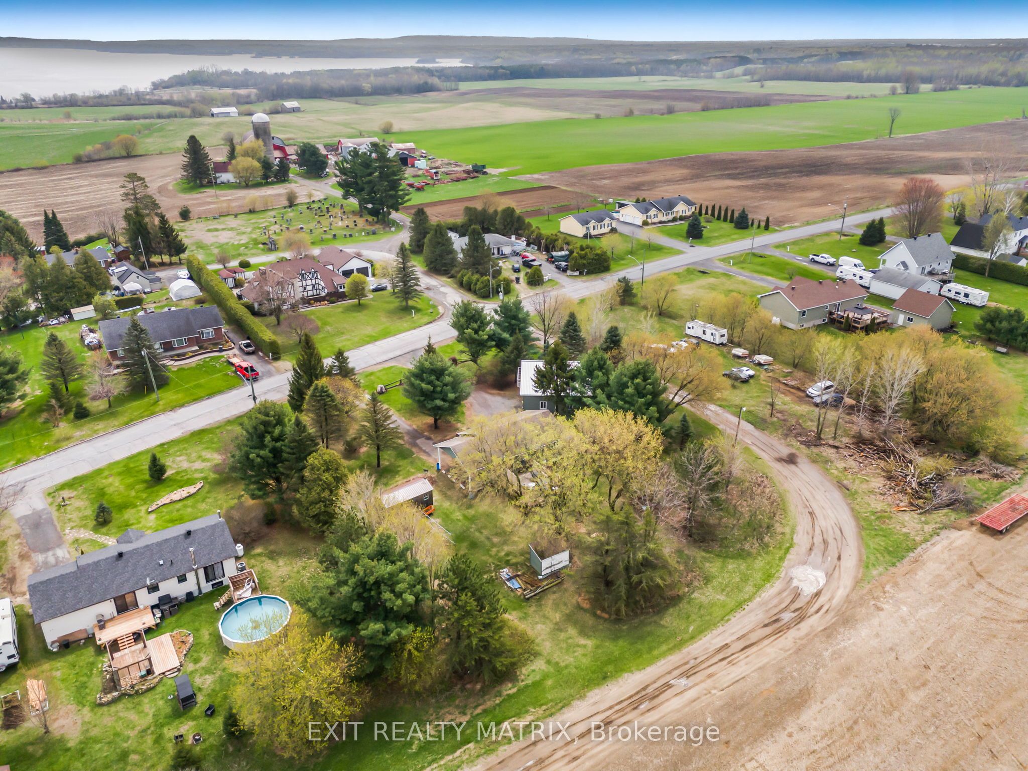1120 Des Cedres St Property Photo 34