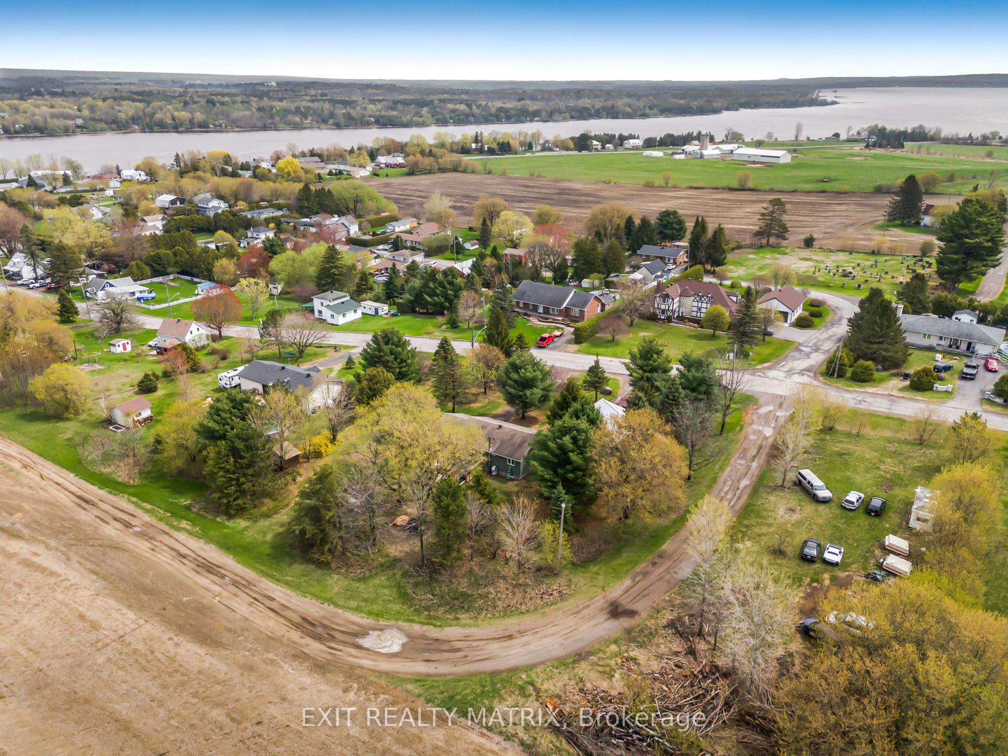 1120 Des Cedres St Property Photo 35