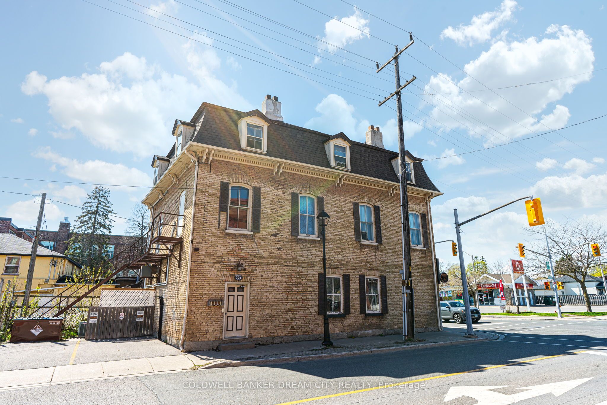 123 King St W Property Photo 4