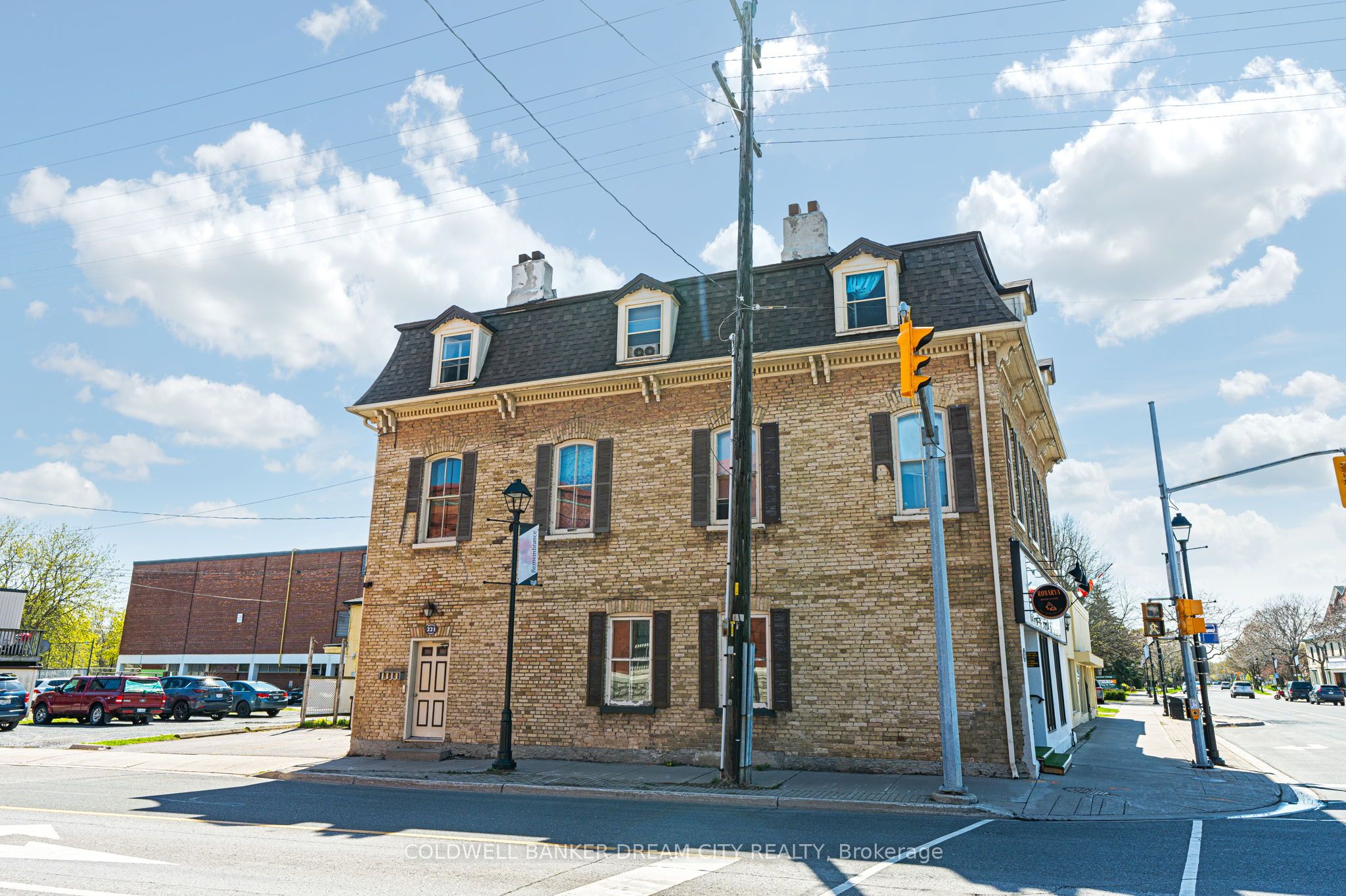 123 King St W Property Photo 5