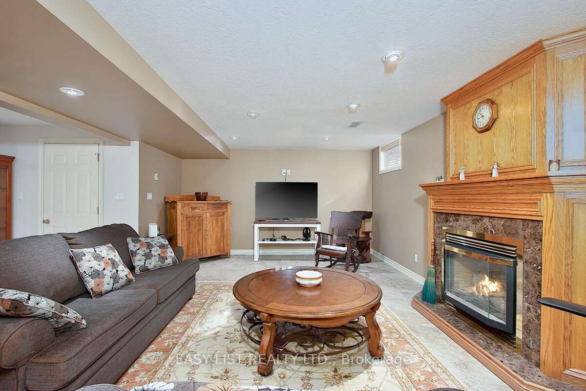230 Frederick Court Property Photo 14