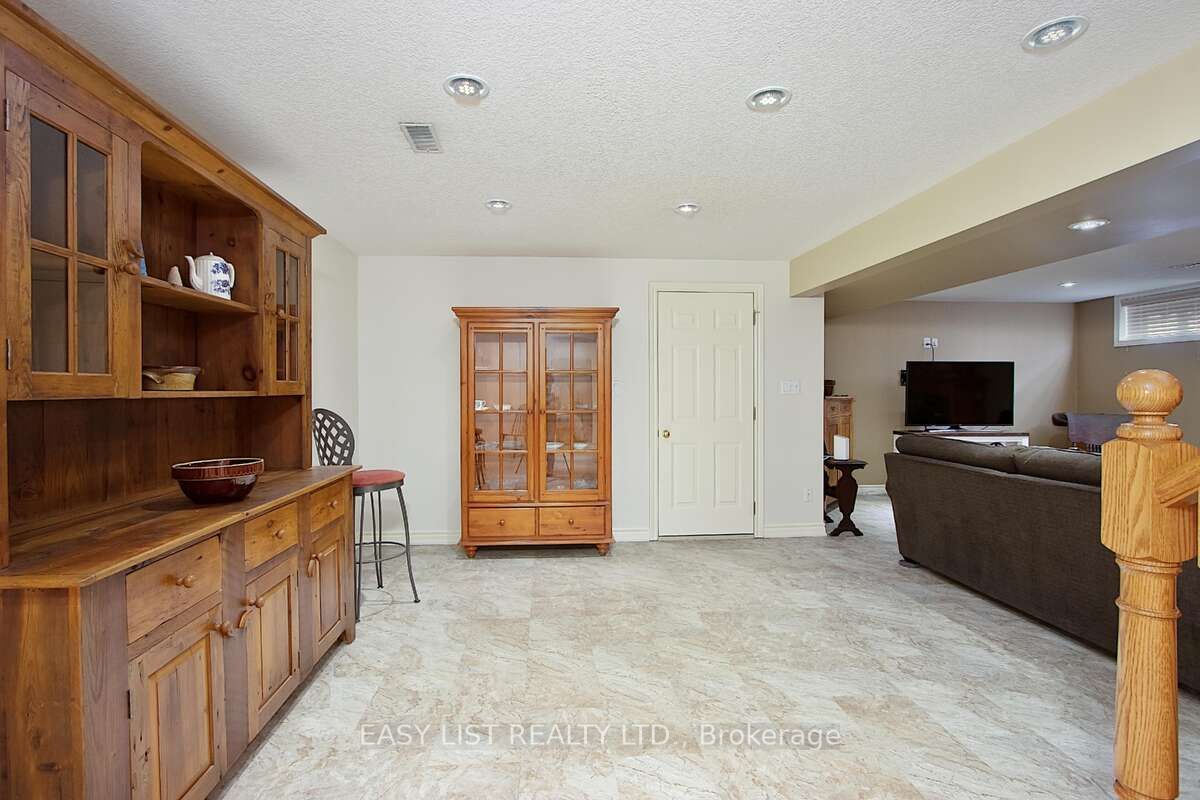 230 Frederick Court Property Photo 17