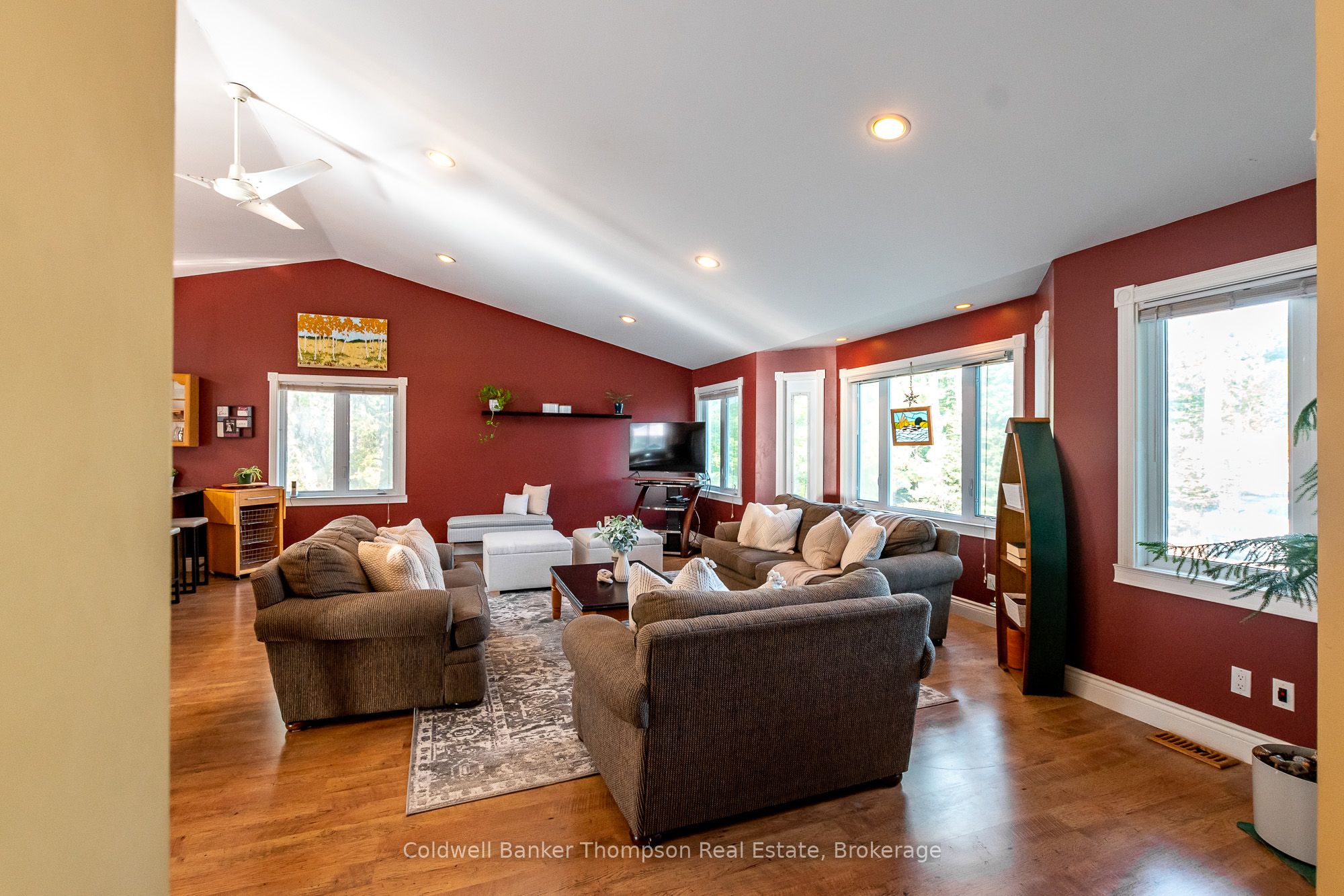 4237 Ravenscliffe Road Property Photo 5