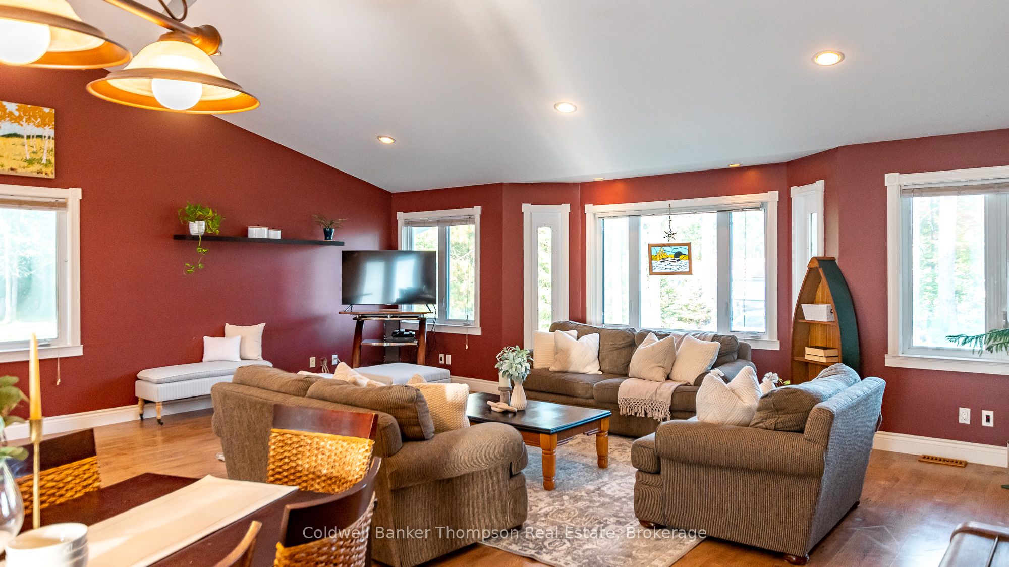4237 Ravenscliffe Road Property Photo 8