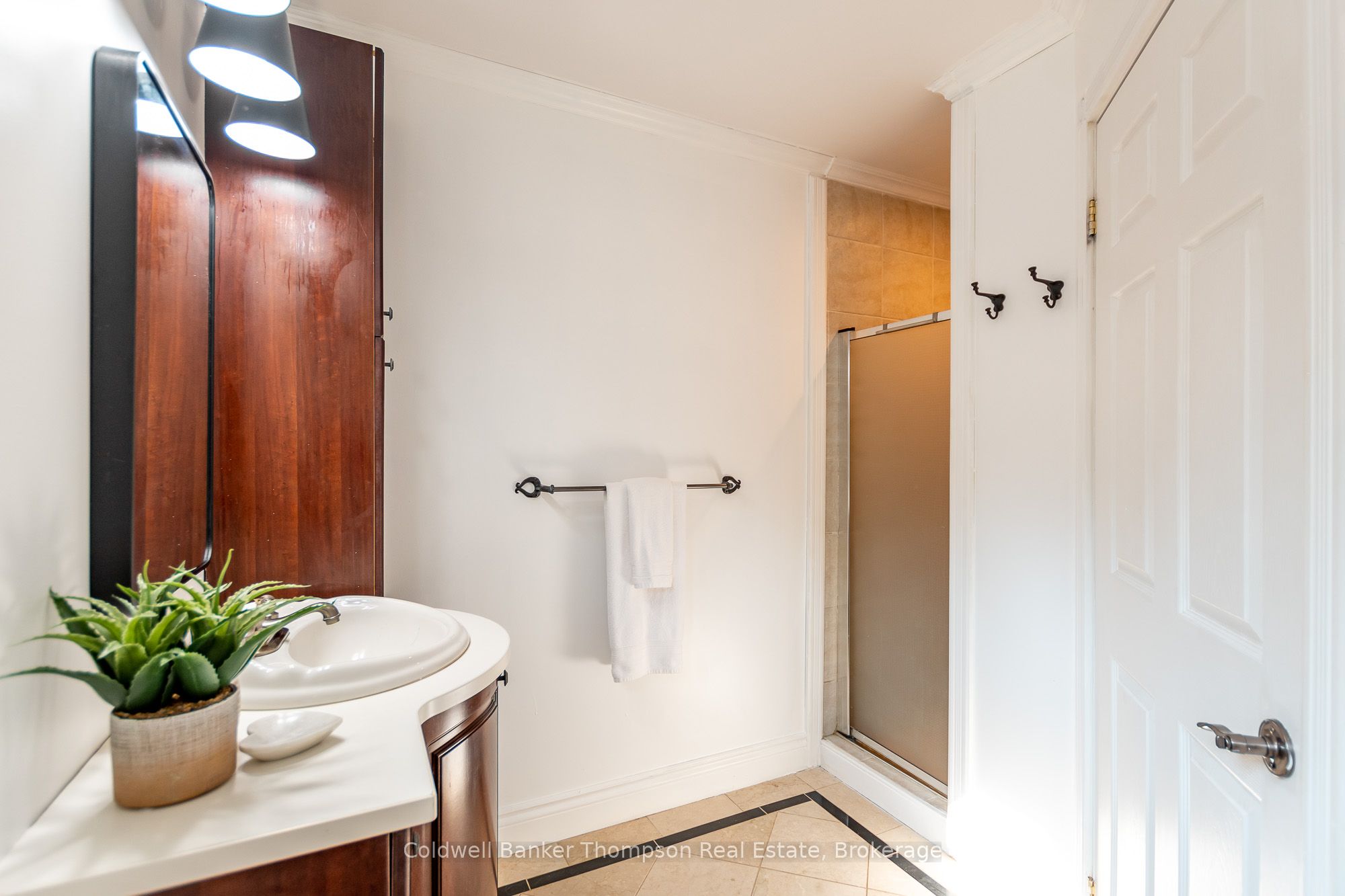 4237 Ravenscliffe Road Property Photo 23