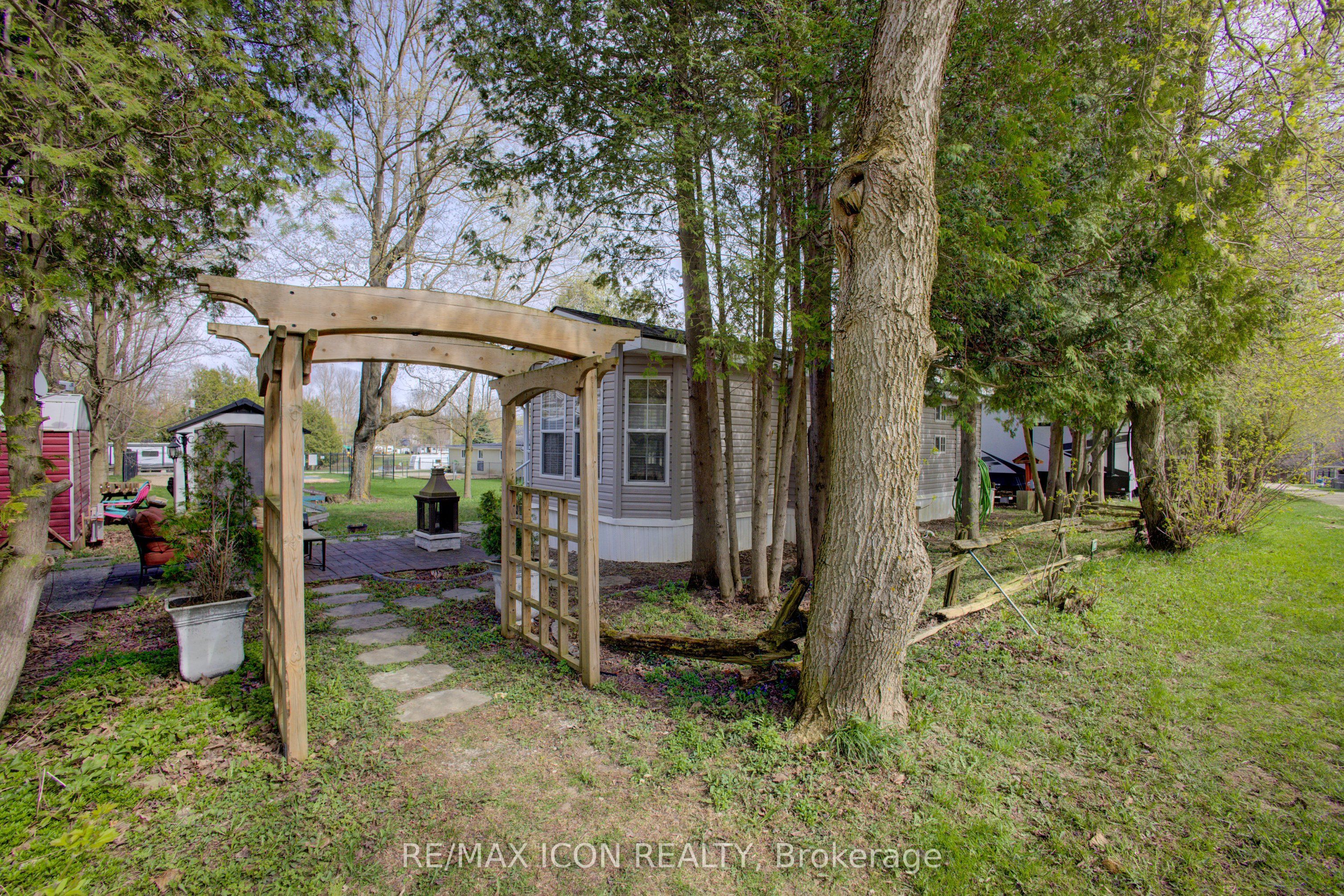 8 Maple Property Photo 1