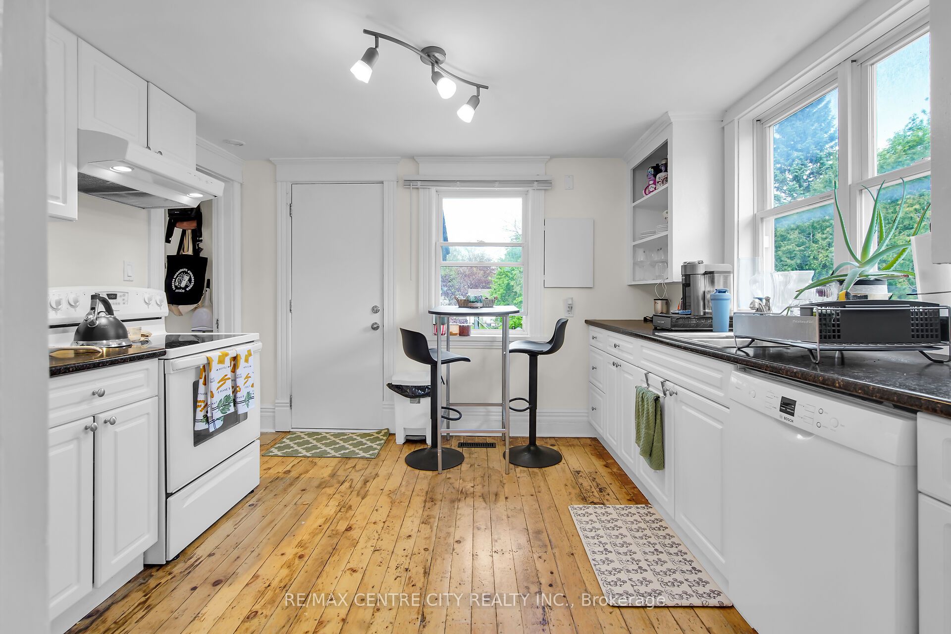 922 Queens Ave Property Photo 12