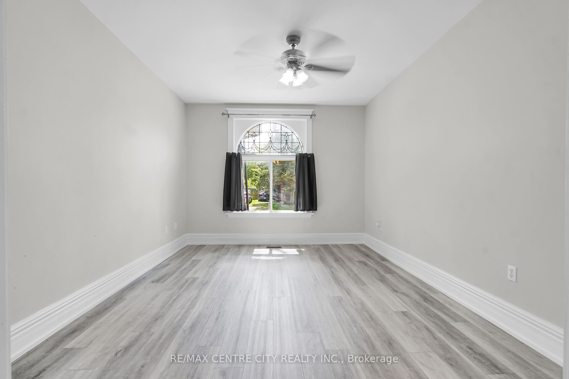922 Queens Ave Property Photo 22