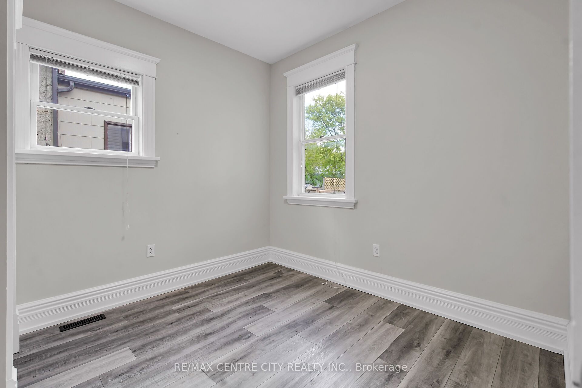 922 Queens Ave Property Photo 30