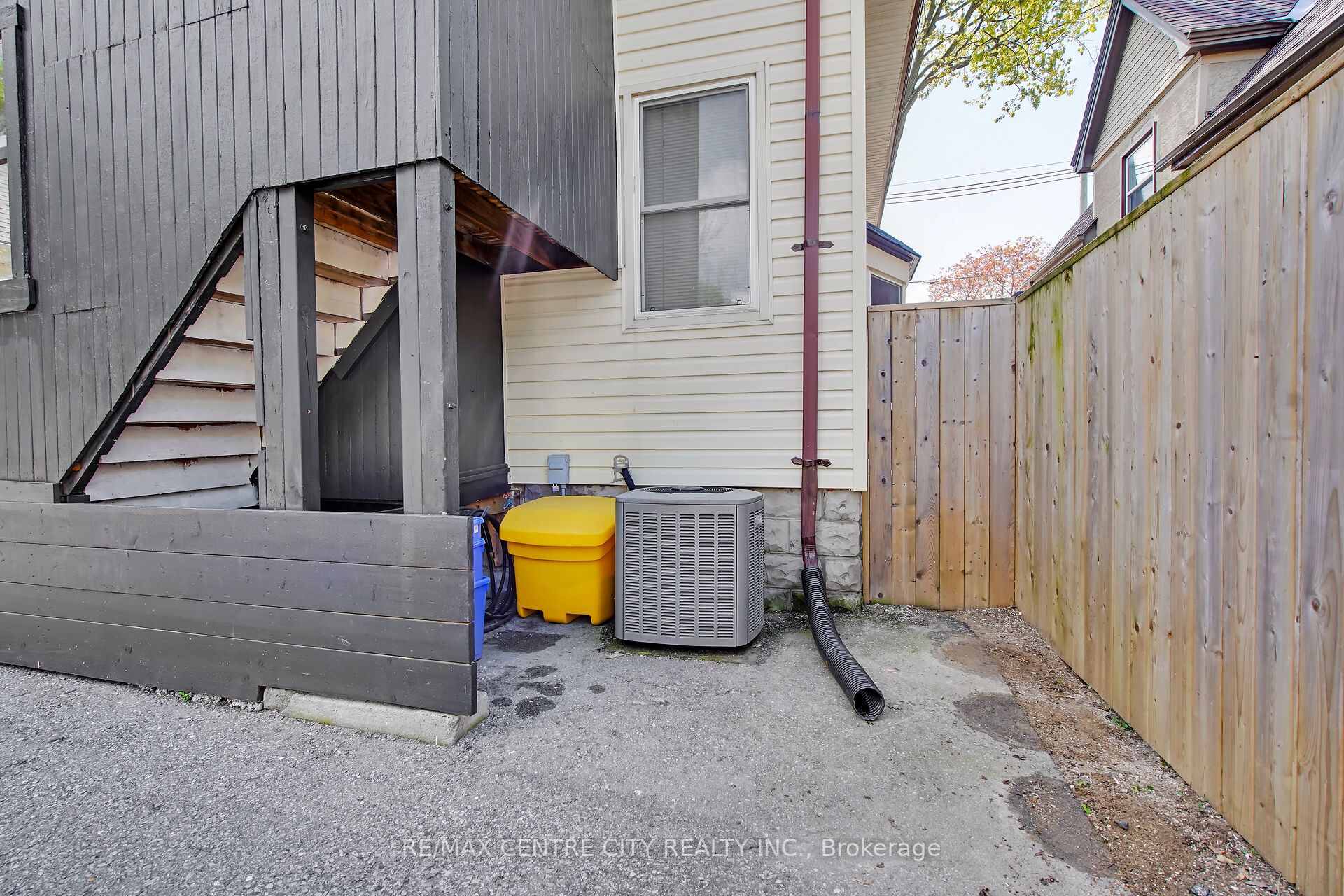922 Queens Ave Property Photo 37