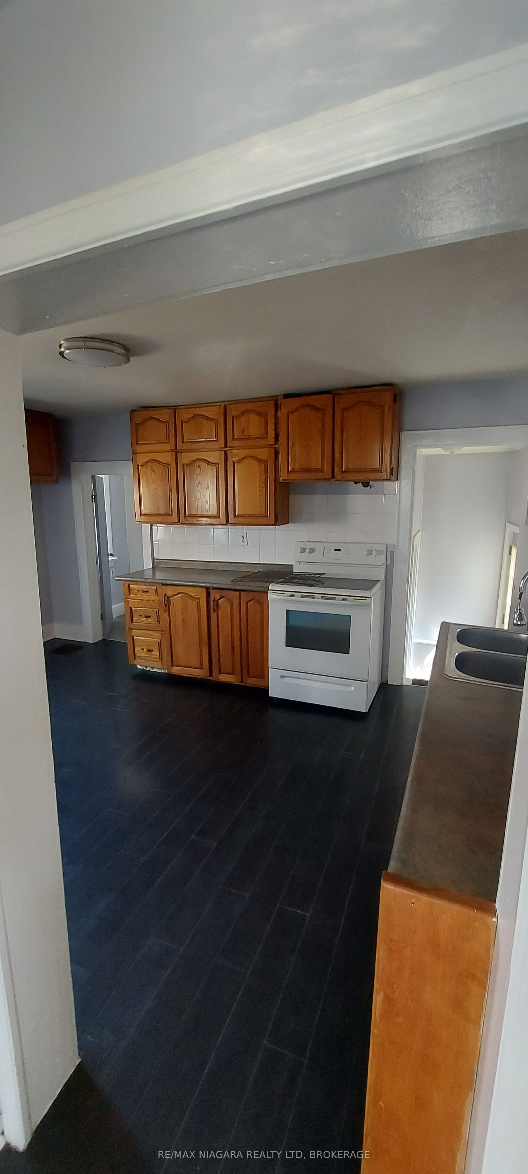 76 6th St Property Photo 12