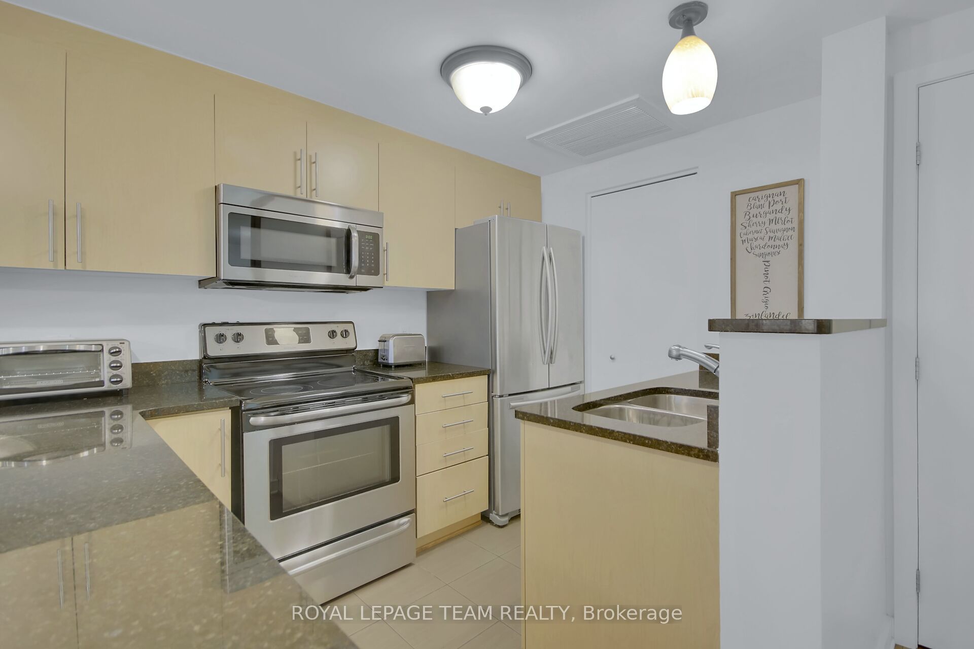 142 Daly Avenue 102 Property Photo 12