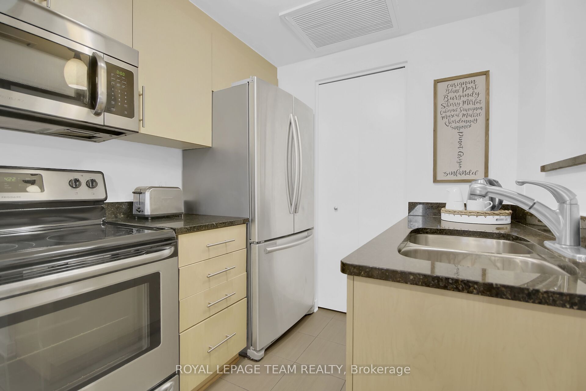 142 Daly Avenue 102 Property Photo 17