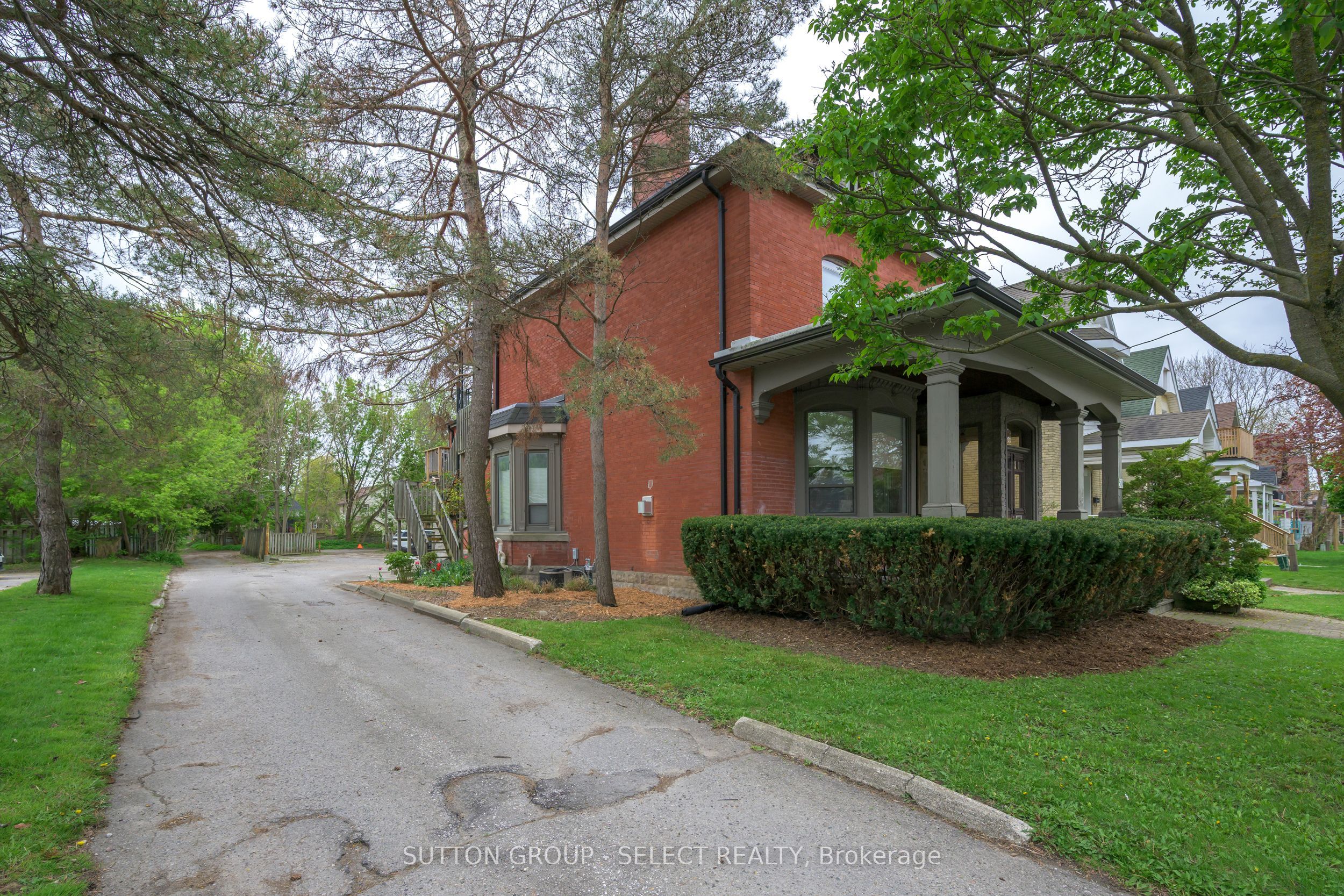 519 Oxford St E Property Photo 2