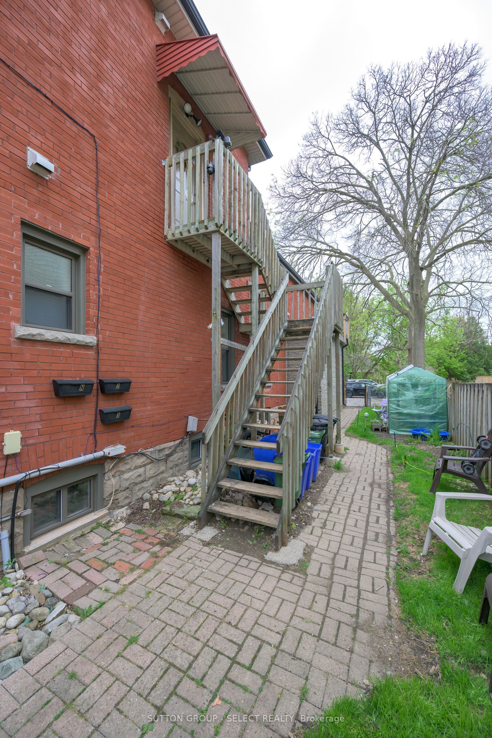 519 Oxford St E Property Photo 3