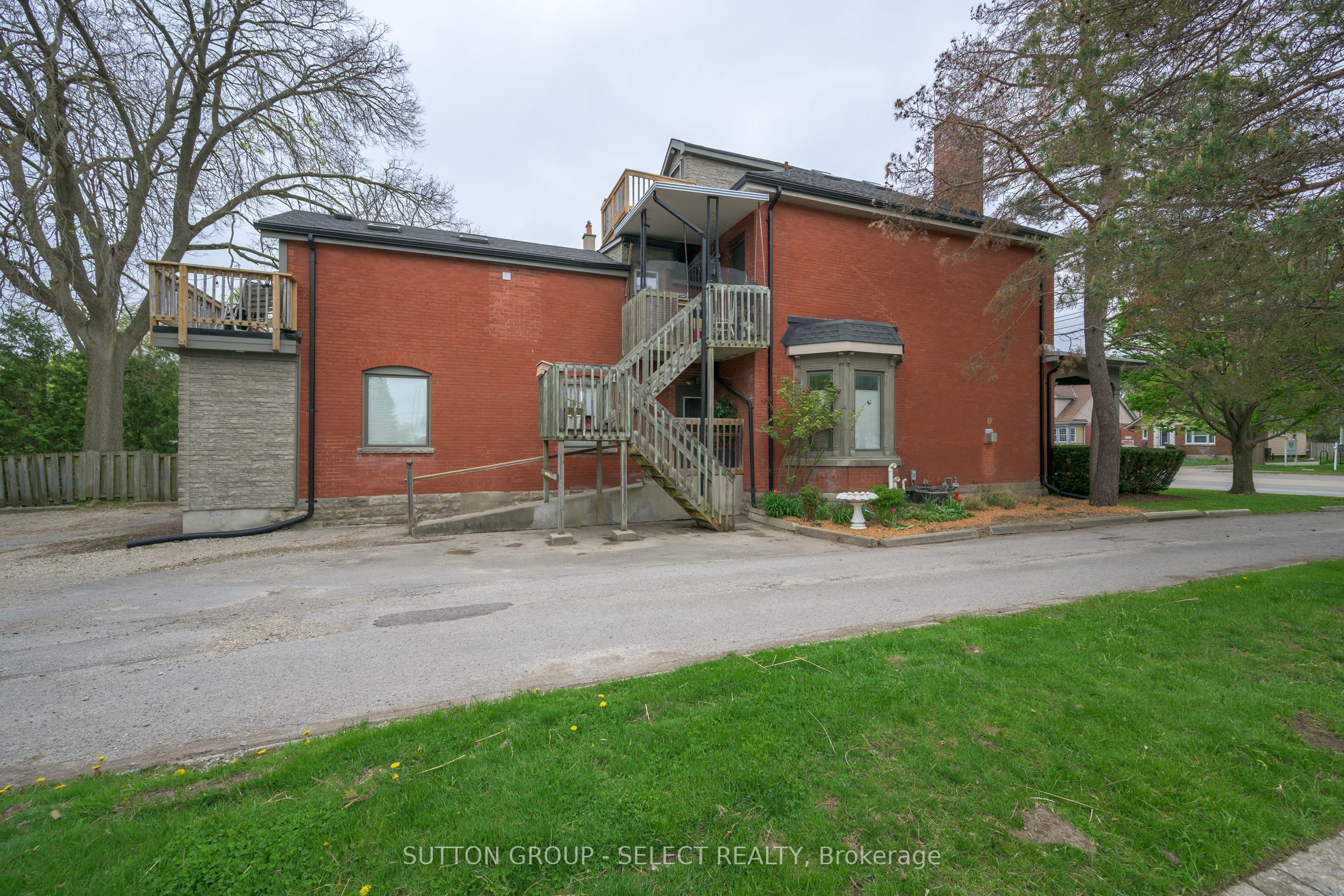 519 Oxford St E Property Photo 4
