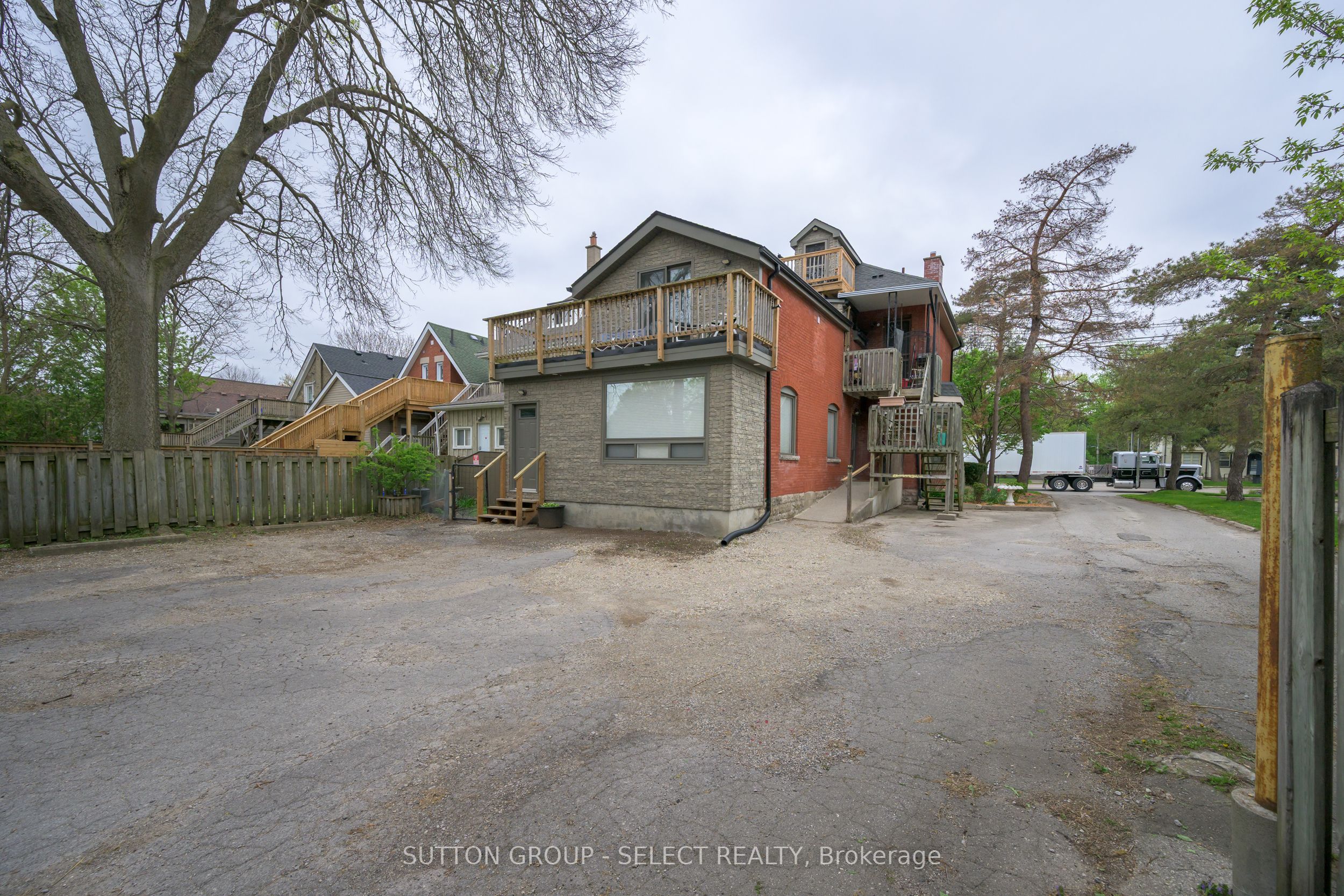 519 Oxford St E Property Photo 5
