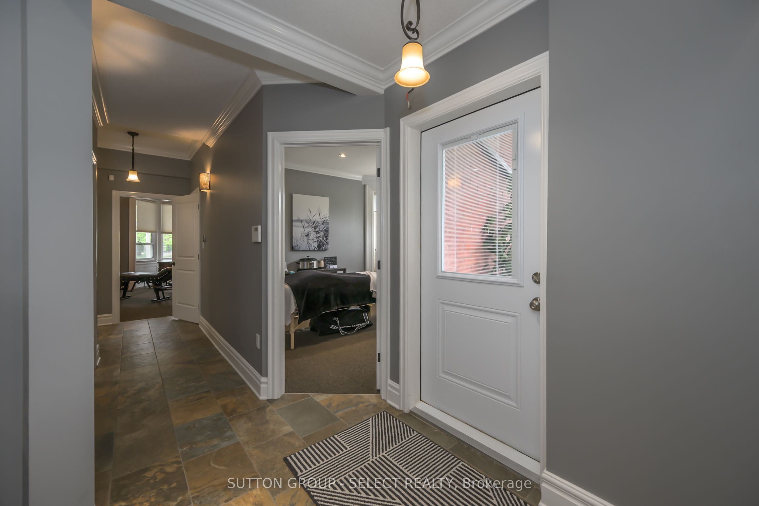 519 Oxford St E Property Photo 16