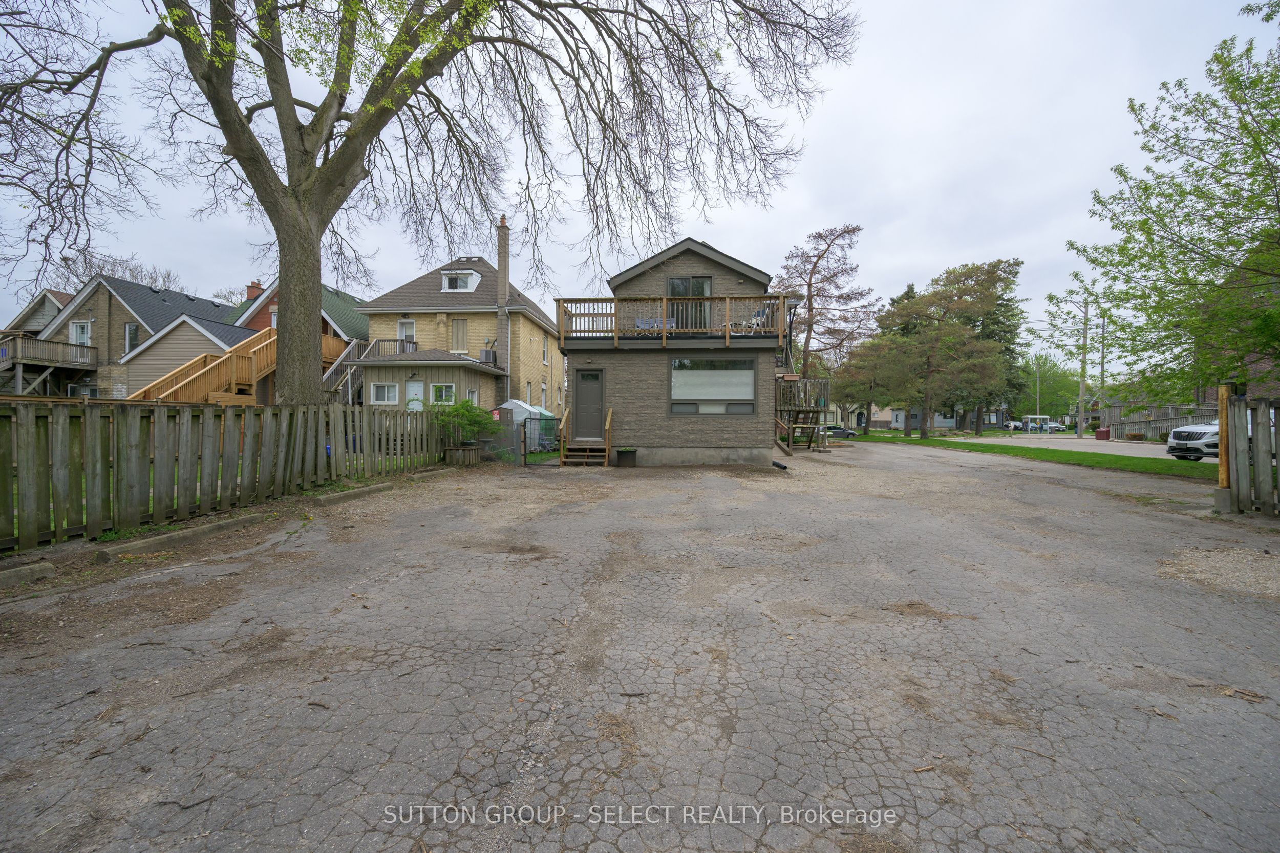 519 Oxford St E Property Photo 25
