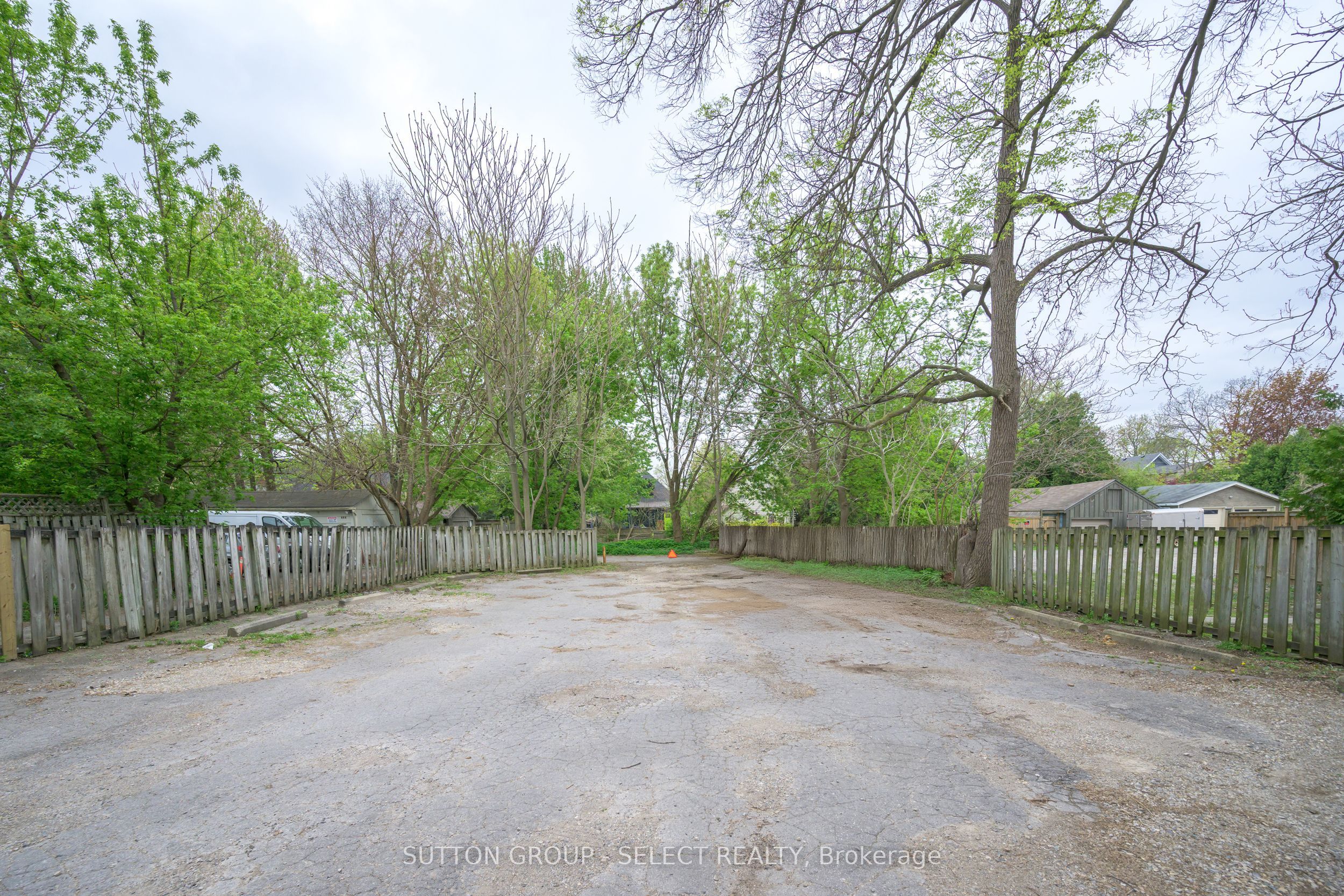 519 Oxford St E Property Photo 26