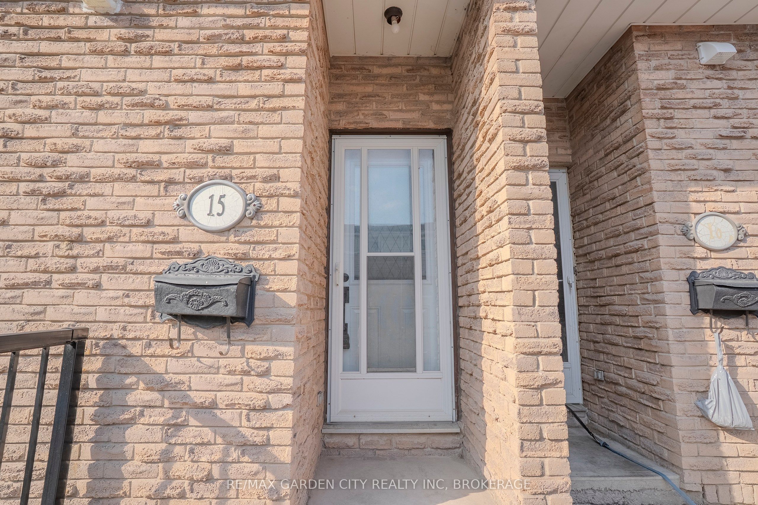 149 St. Catharines Street 15 Property Photo 2