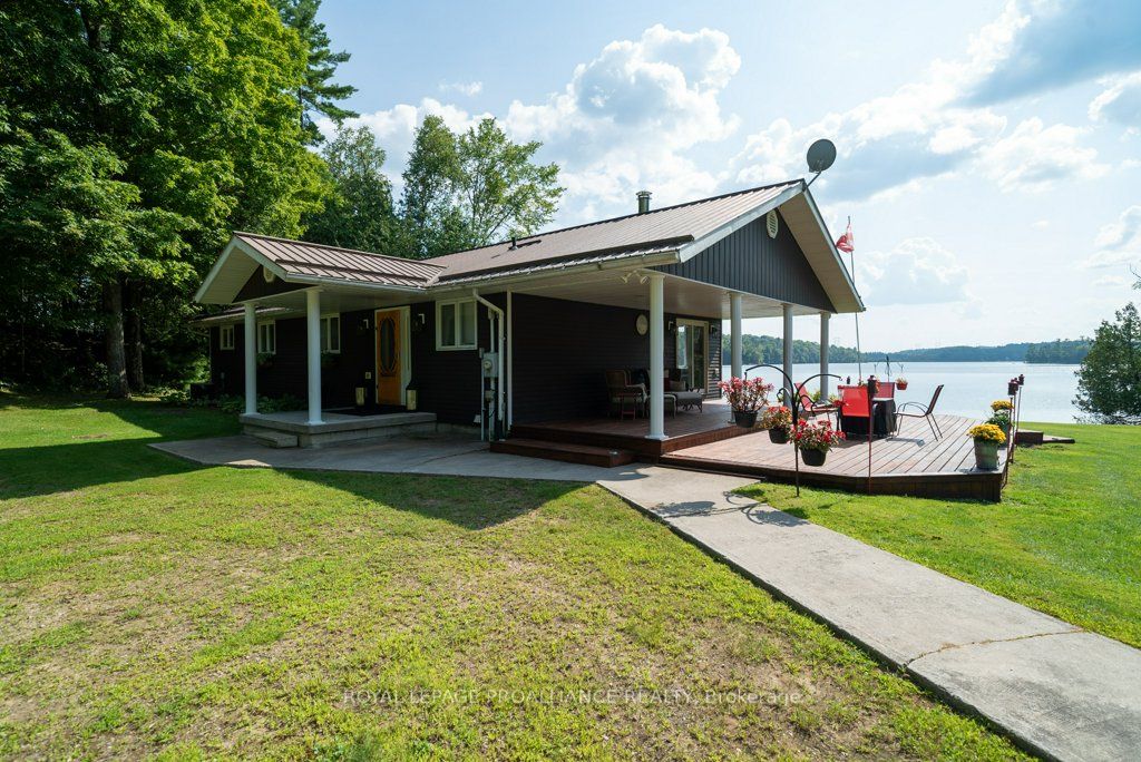1049 Perry Ln Property Photo 1