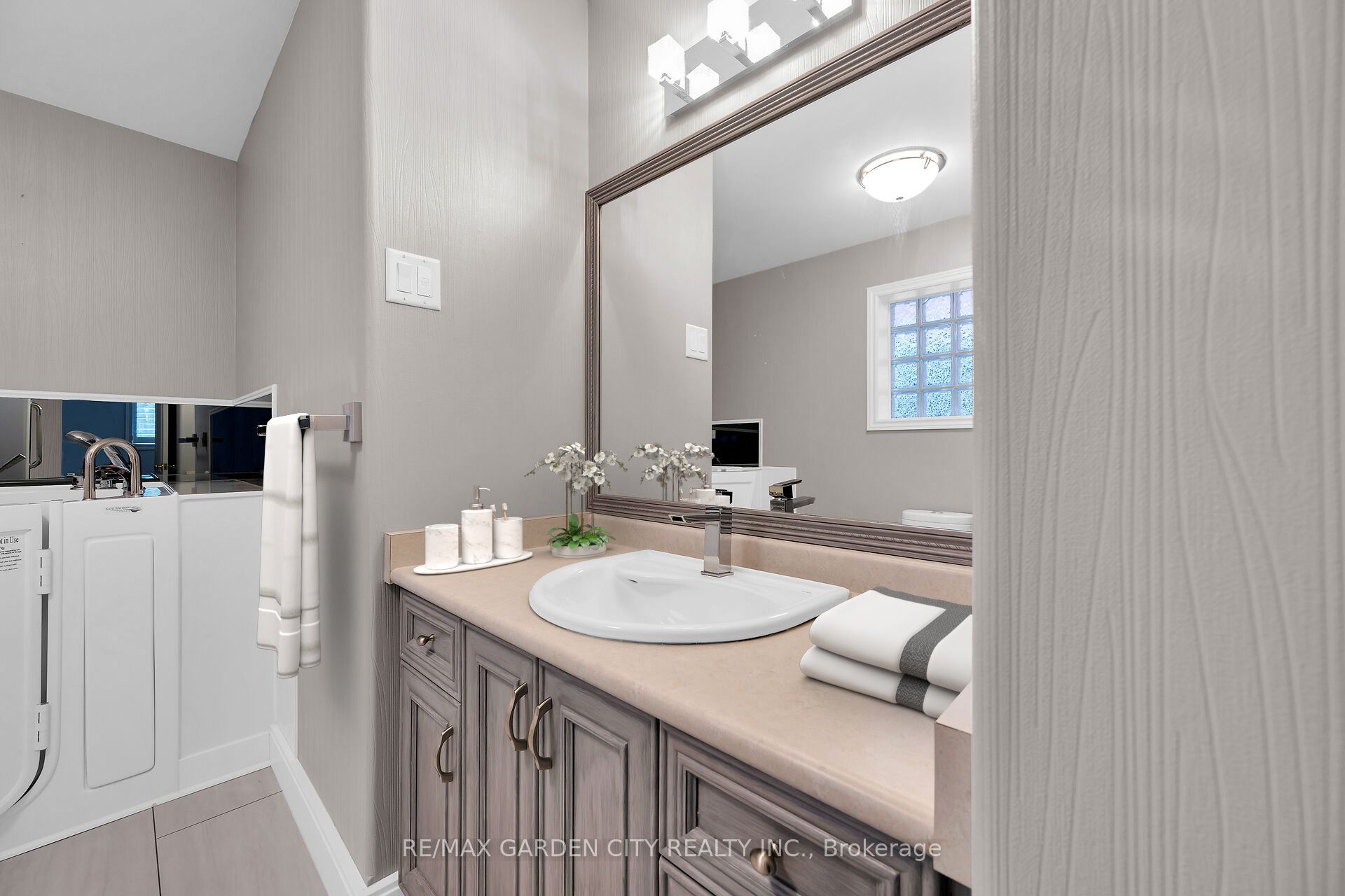 91a Main Street E 11 Property Photo 14
