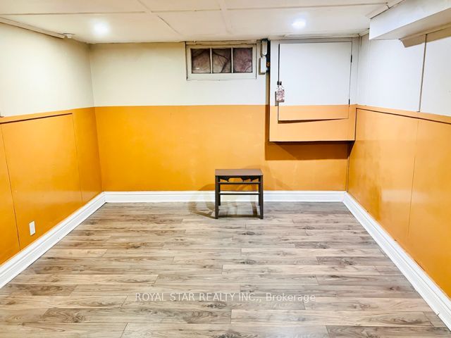 2139 Kingsway Drive Property Photo 2