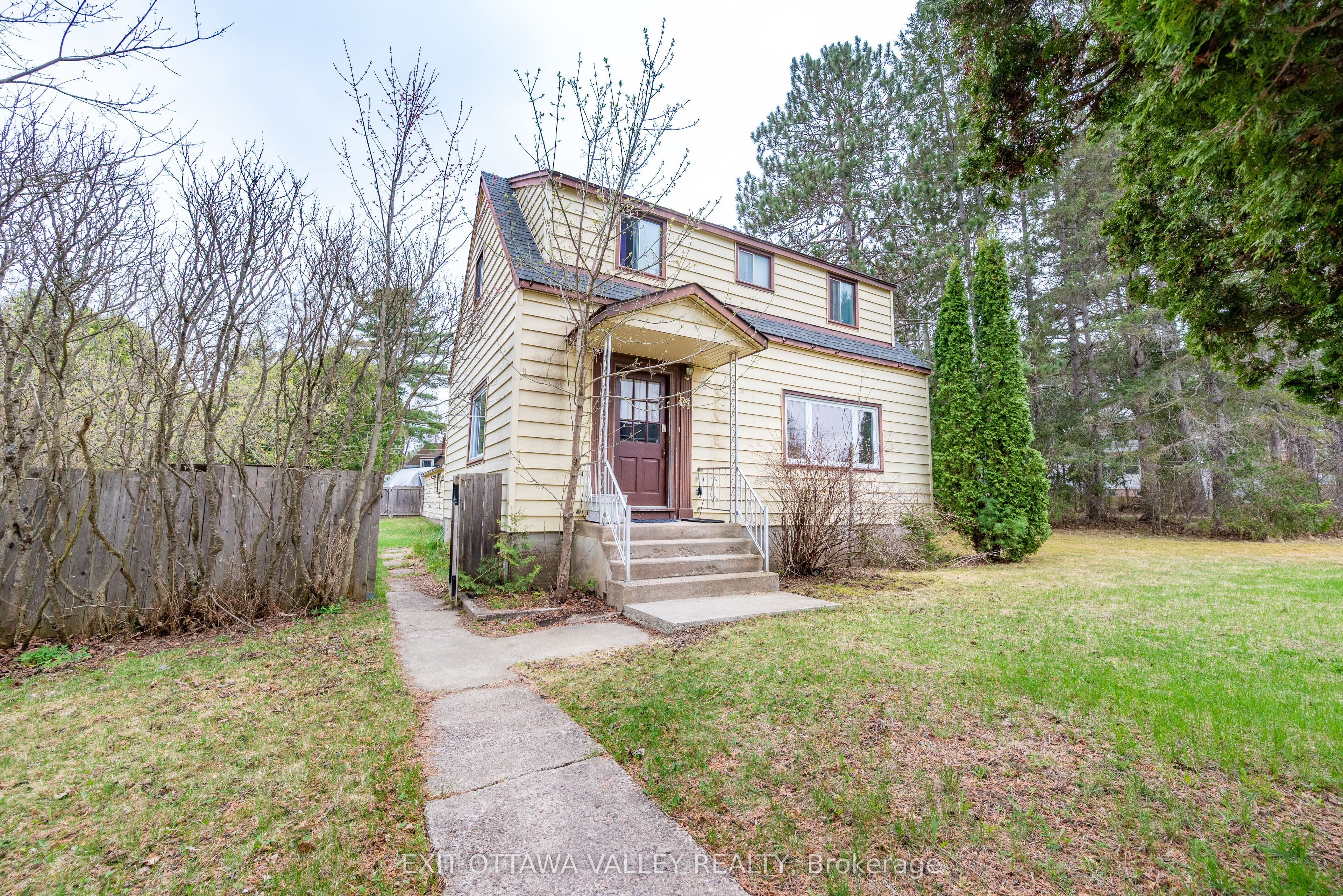 27 Laurentian Street Property Photo 1