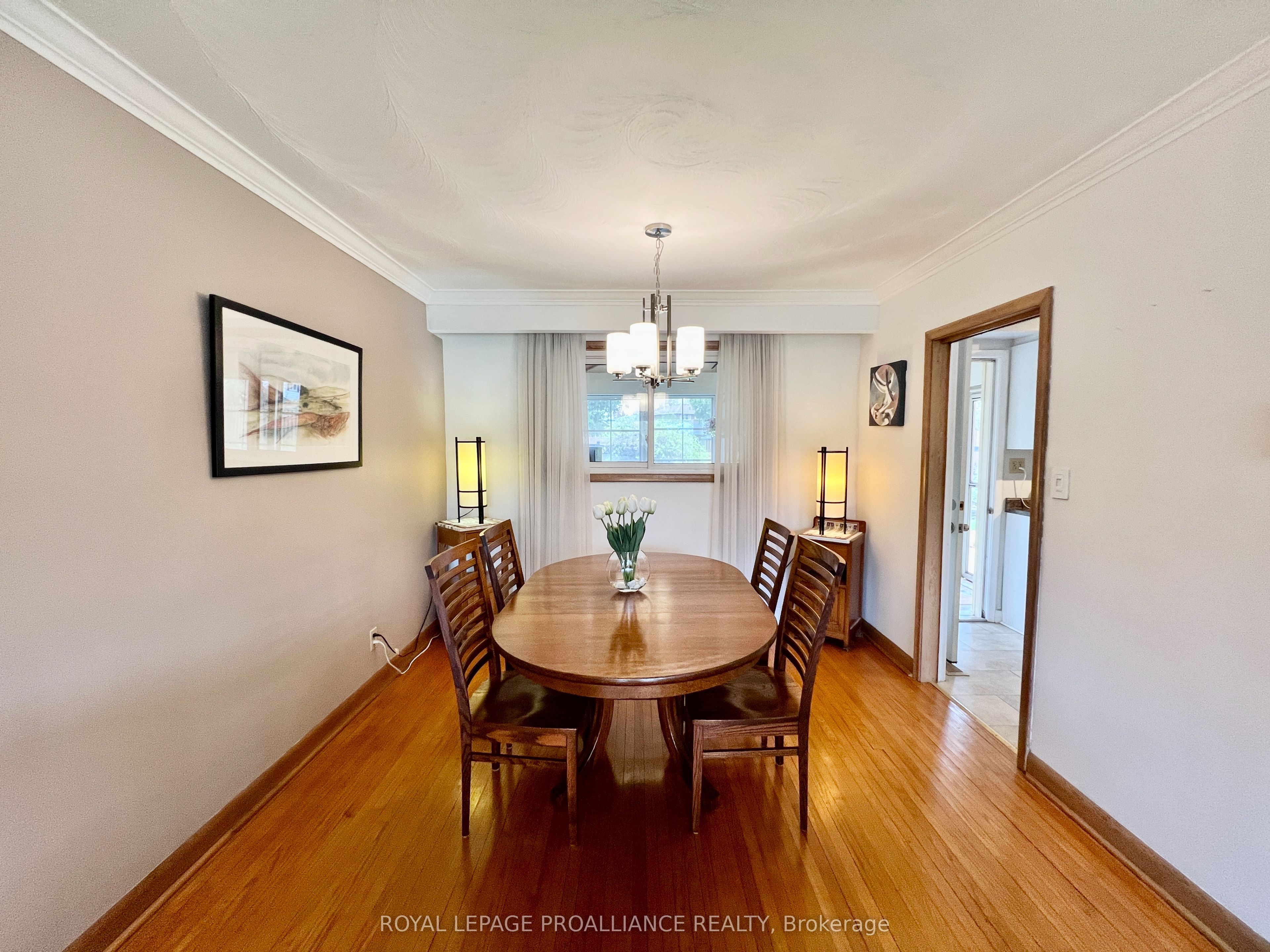 568 Victoria Ave Property Photo 5