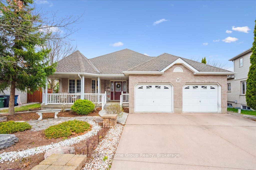 38 Oakridge Cres Property Photo 1