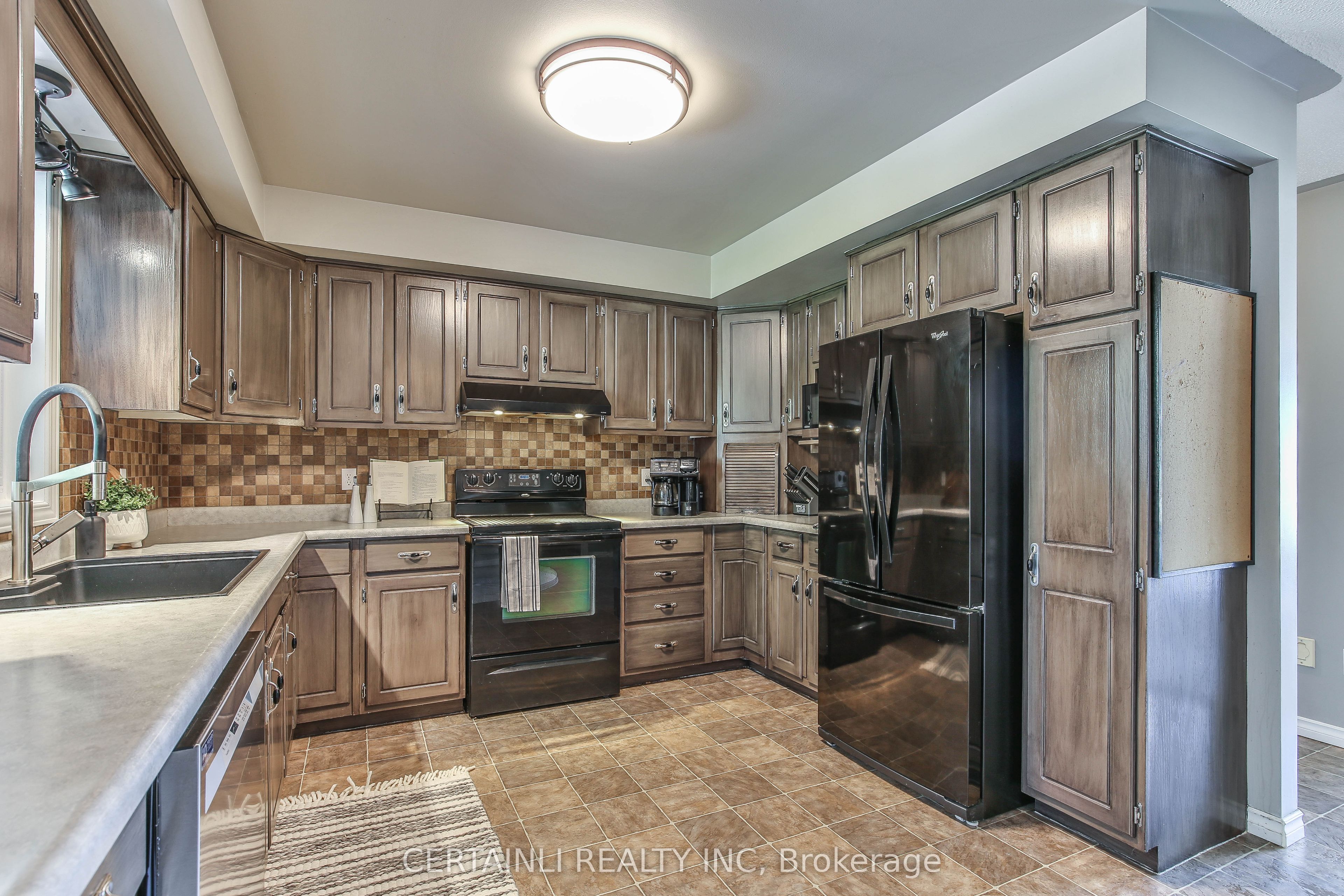 50000 Dingle Street Property Photo 10