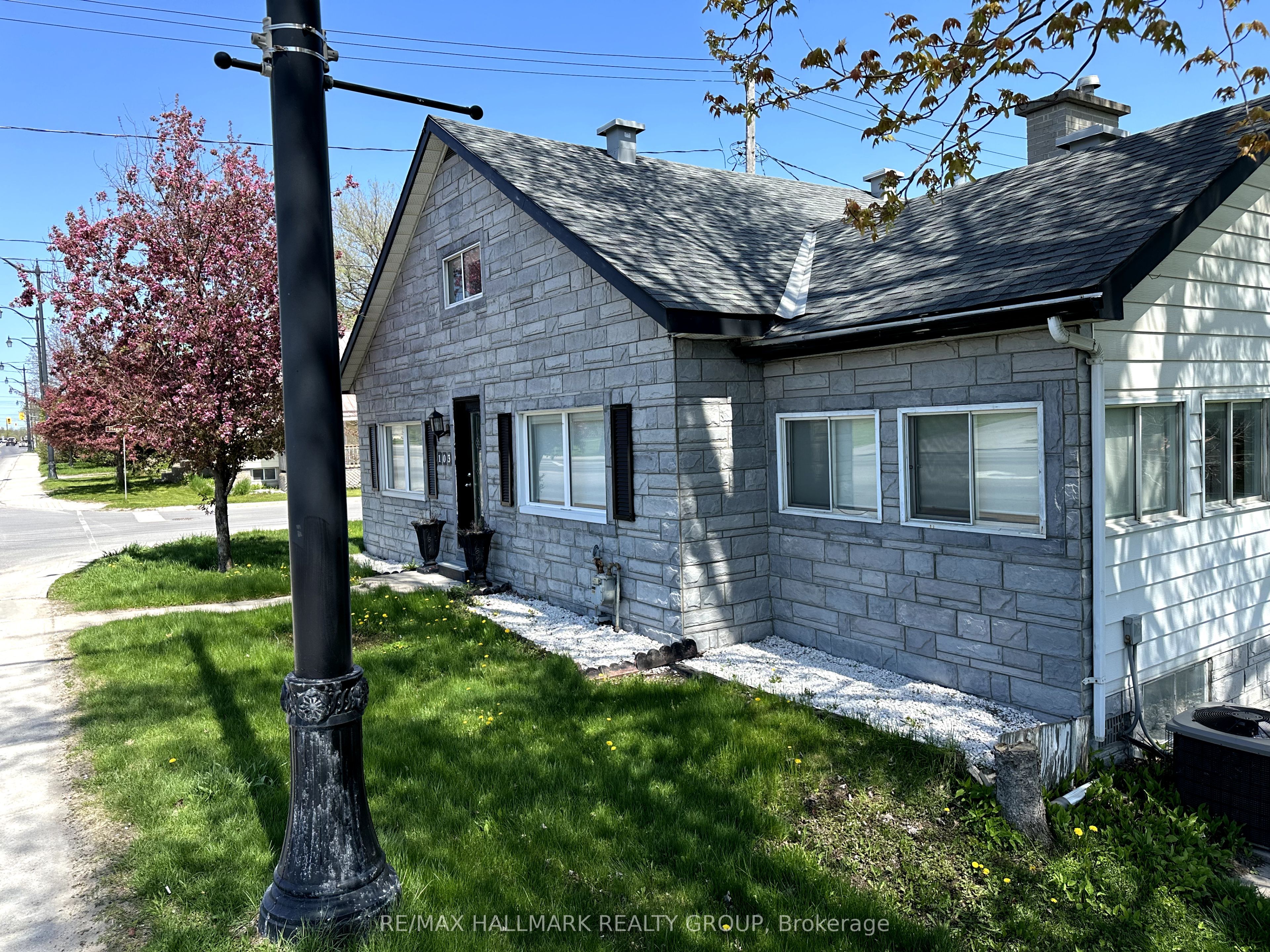 103 Wilson St W Property Photo 1