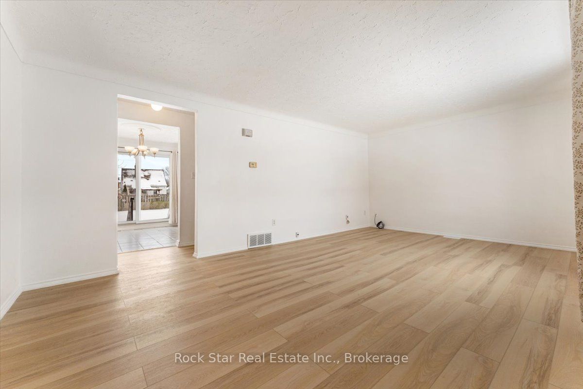 6952 Warden Avenue Property Photo 7