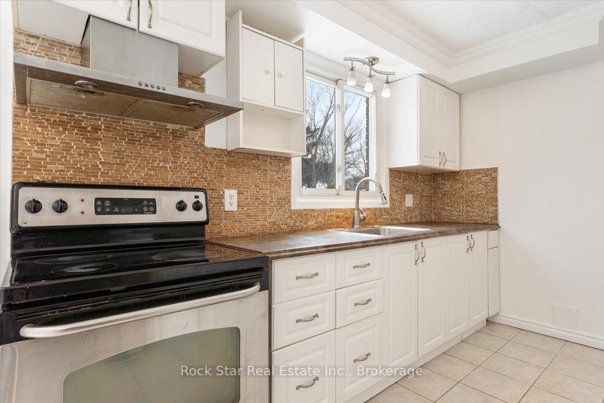 6952 Warden Avenue Property Photo 9