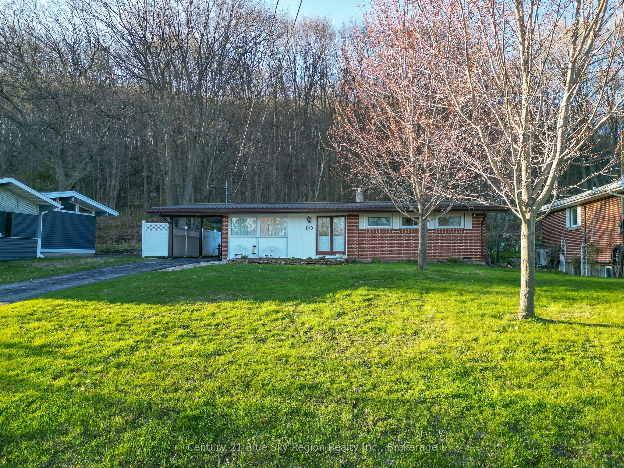 337 Leonard Street Property Photo