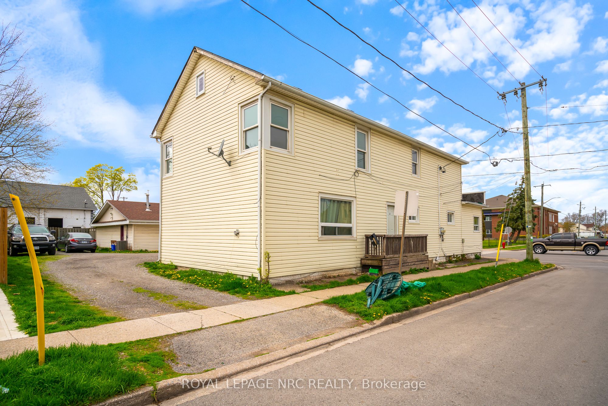 396 Main Street W Property Photo 1