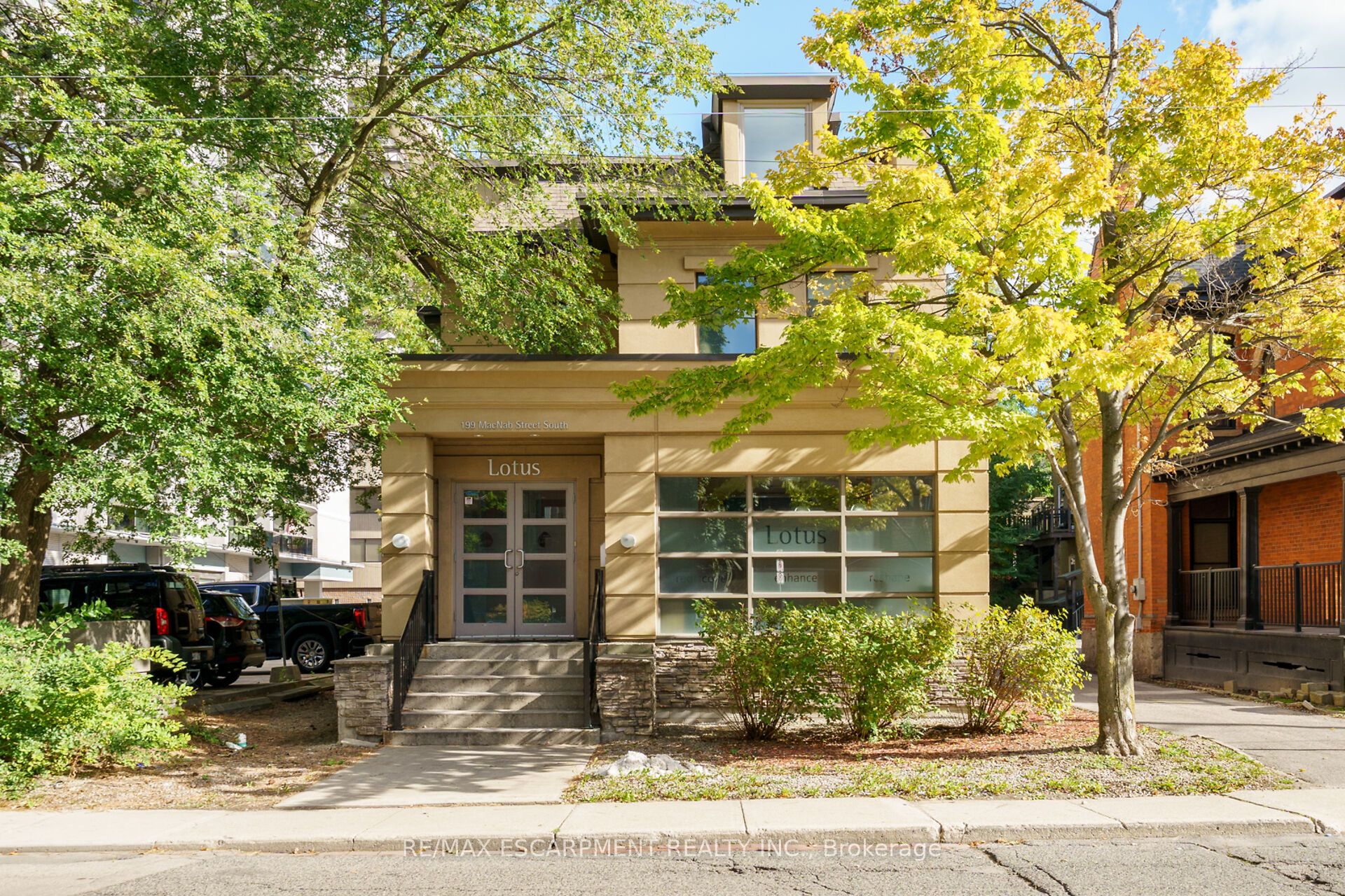 199 Macnab St S Property Photo 2