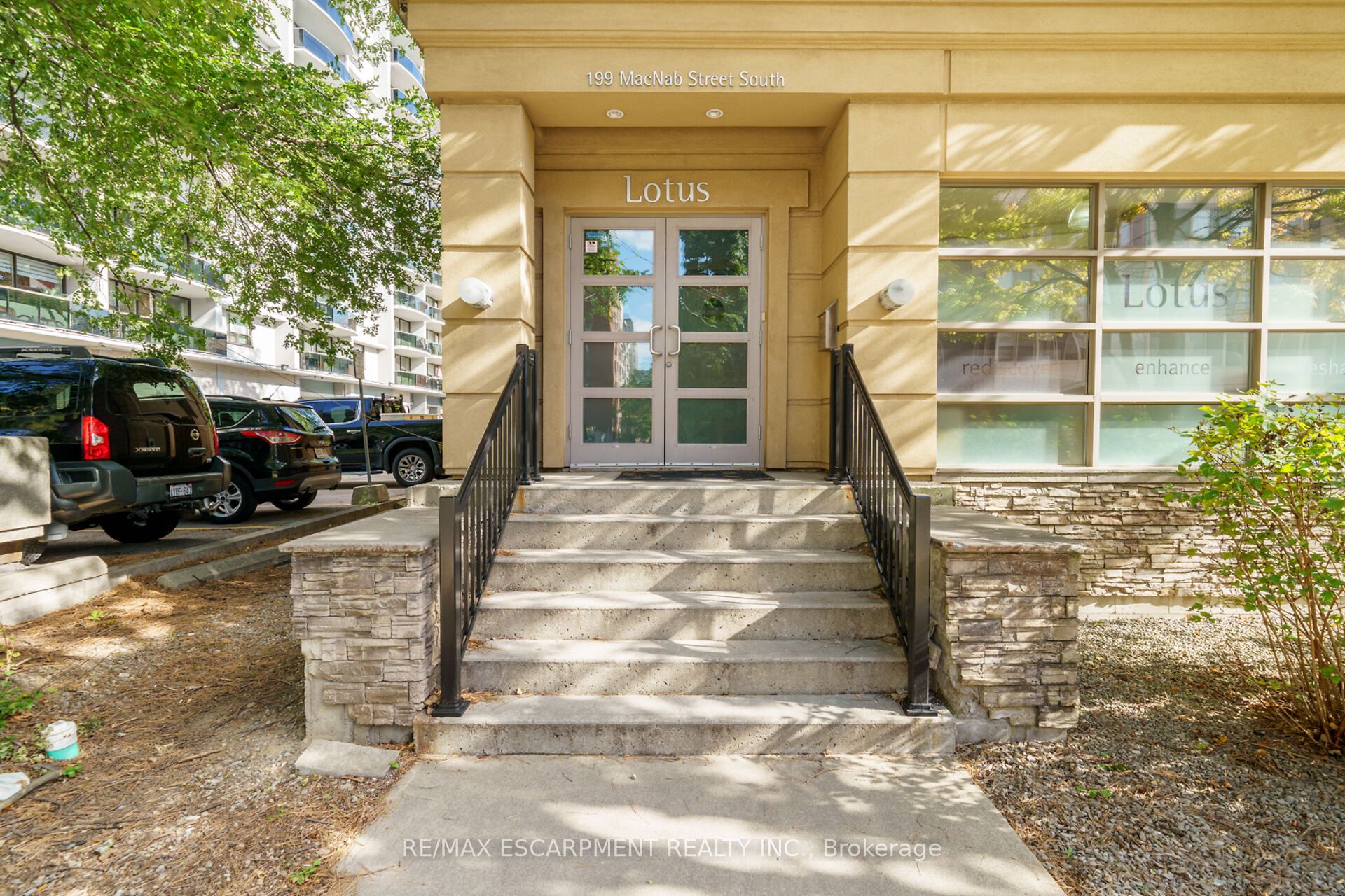 199 Macnab St S Property Photo 3