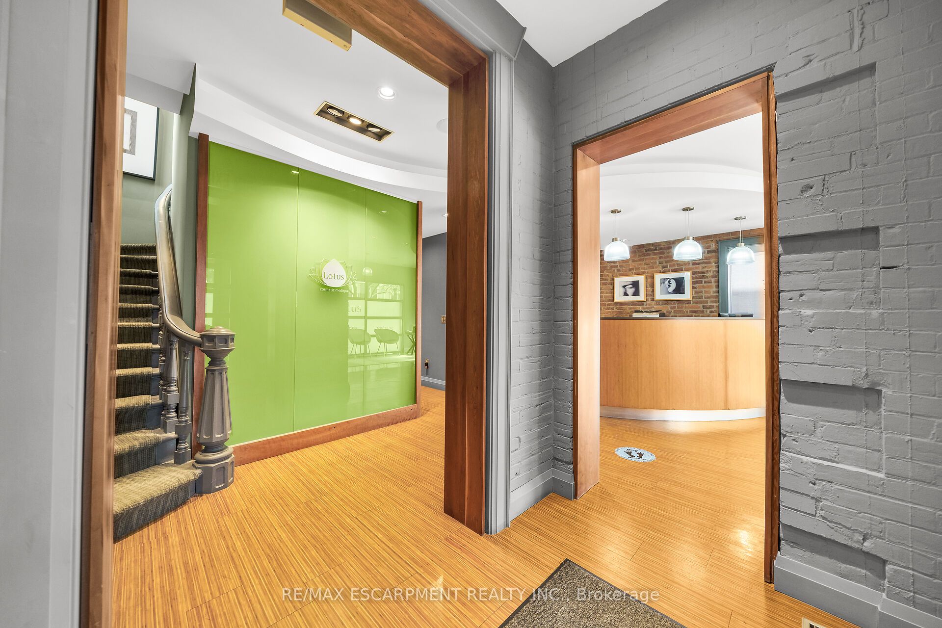 199 Macnab St S Property Photo 6