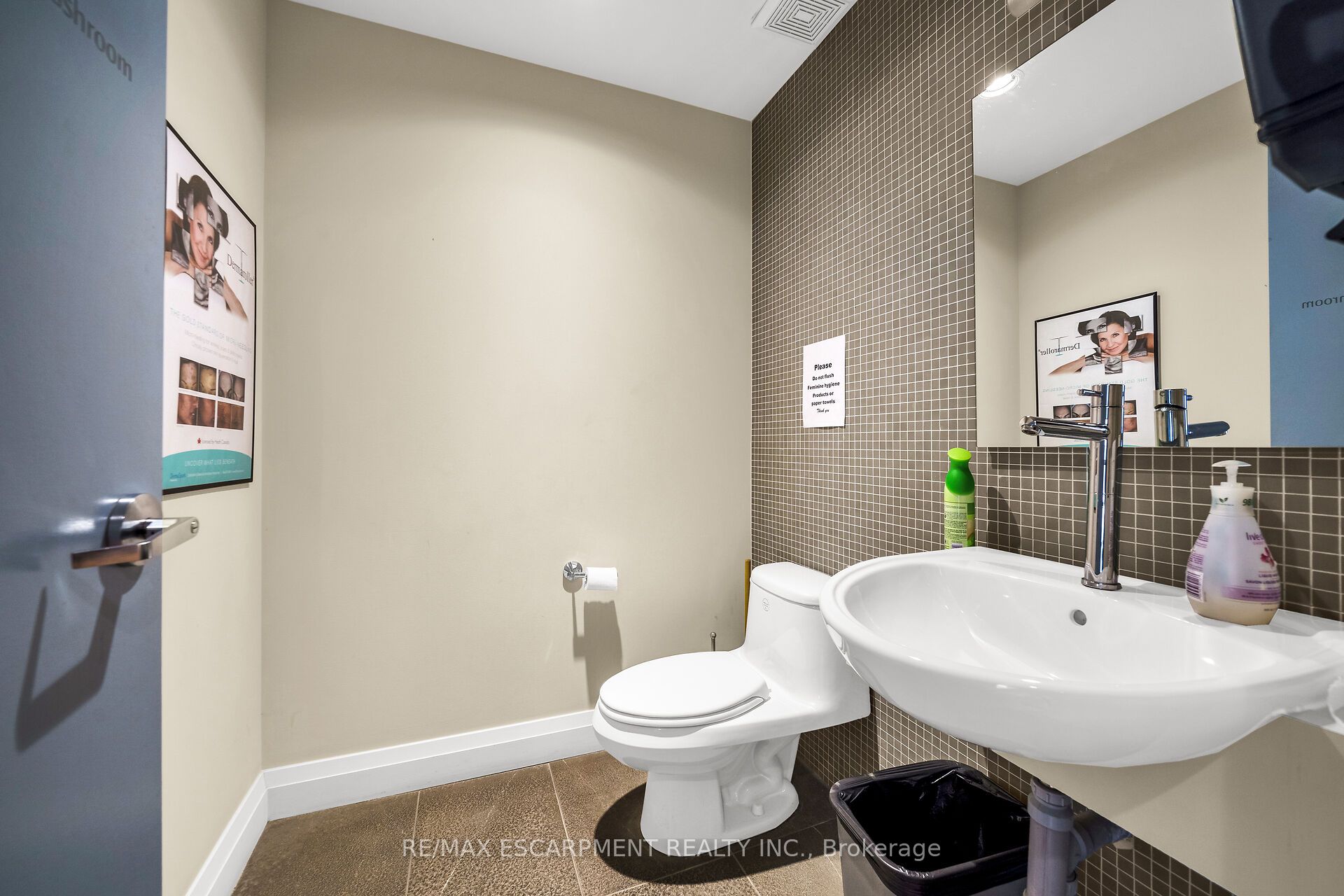 199 Macnab St S Property Photo 11