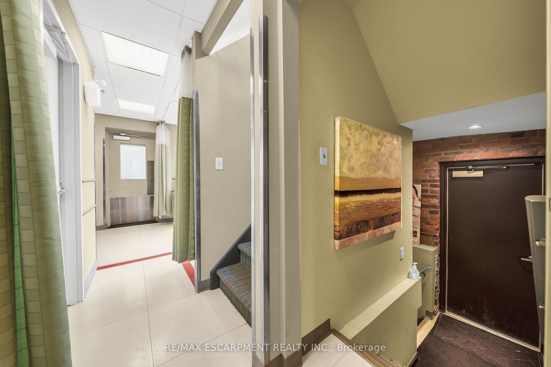 199 Macnab St S Property Photo 13