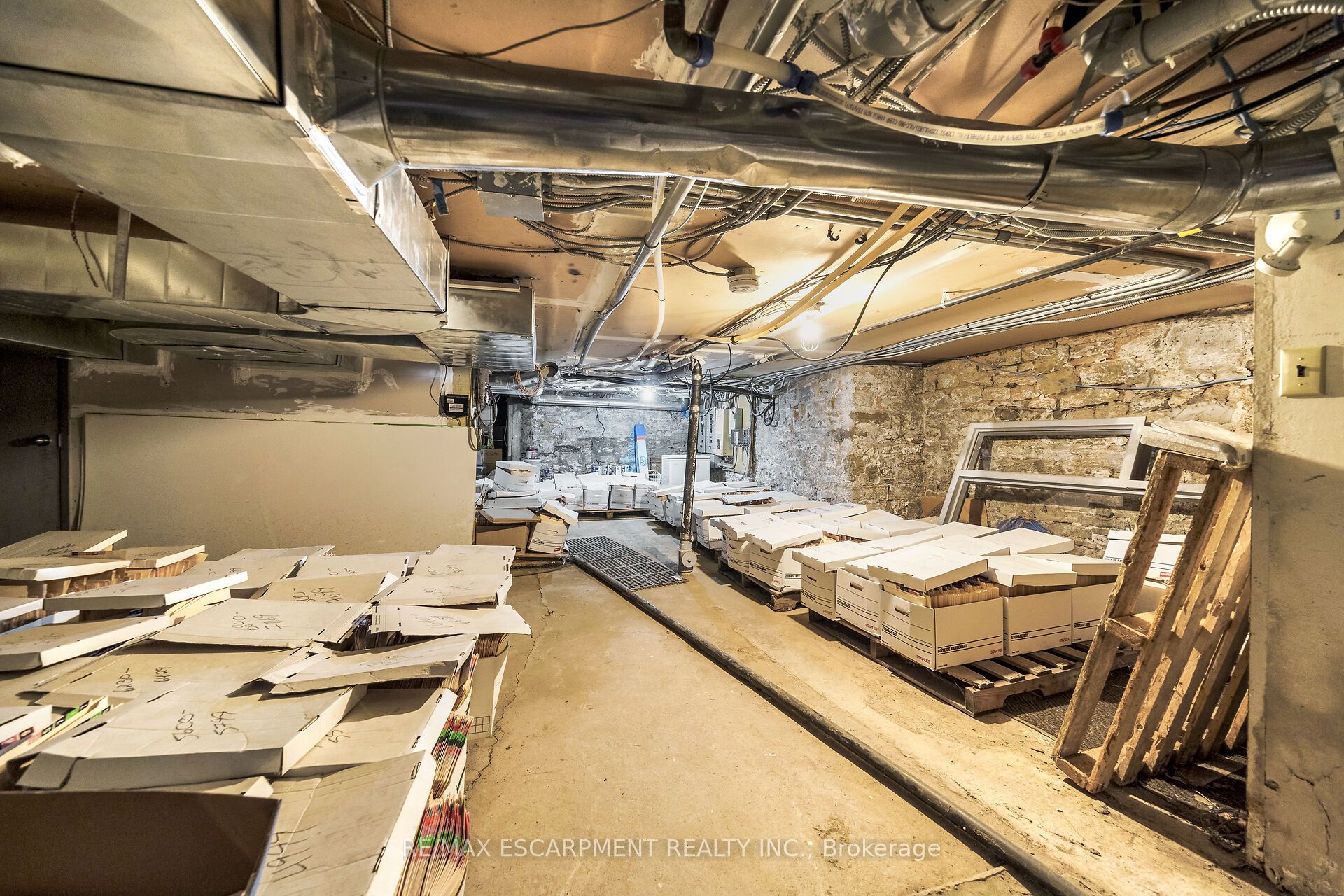 199 Macnab St S Property Photo 22
