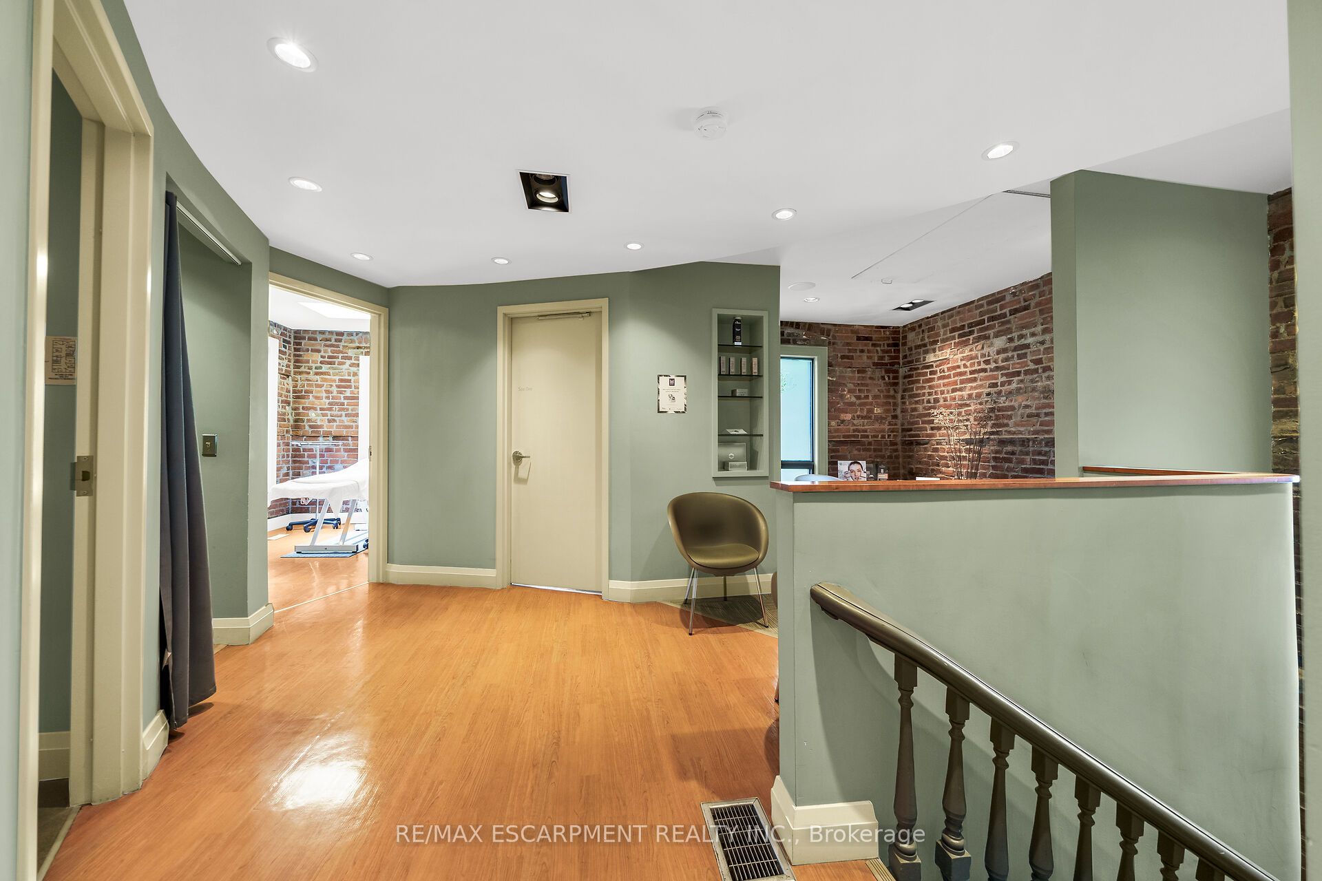 199 Macnab St S Property Photo 25