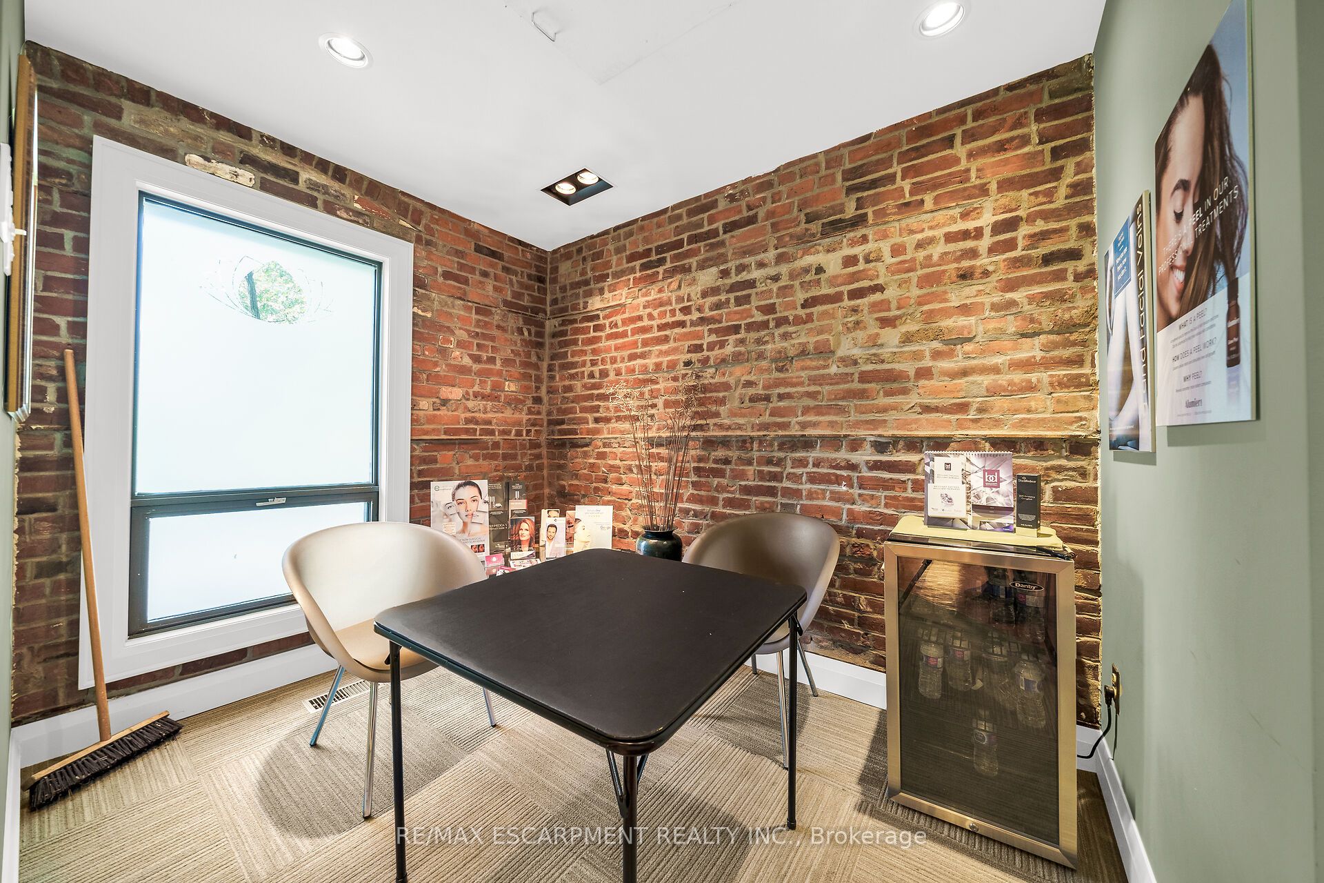 199 Macnab St S Property Photo 26