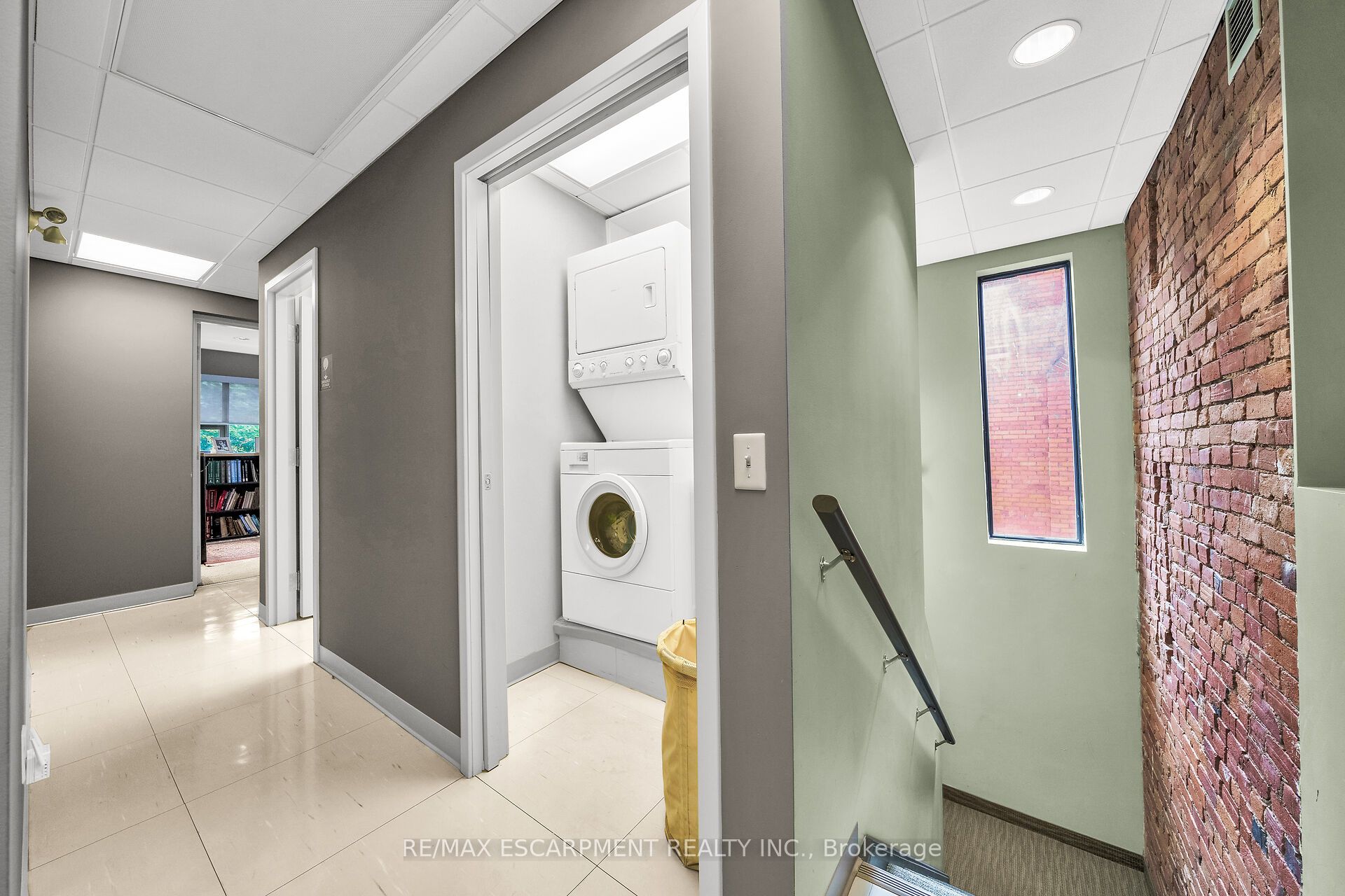 199 Macnab St S Property Photo 32